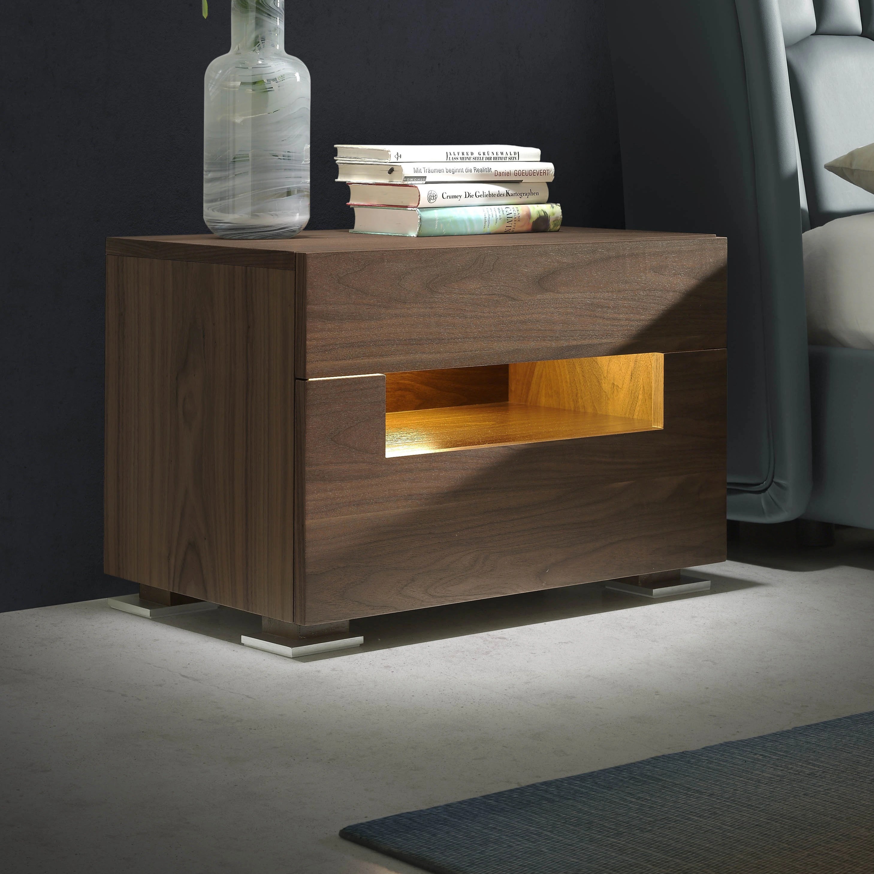 Table de chevet en noyer et acier poli avec éclairage intérieur