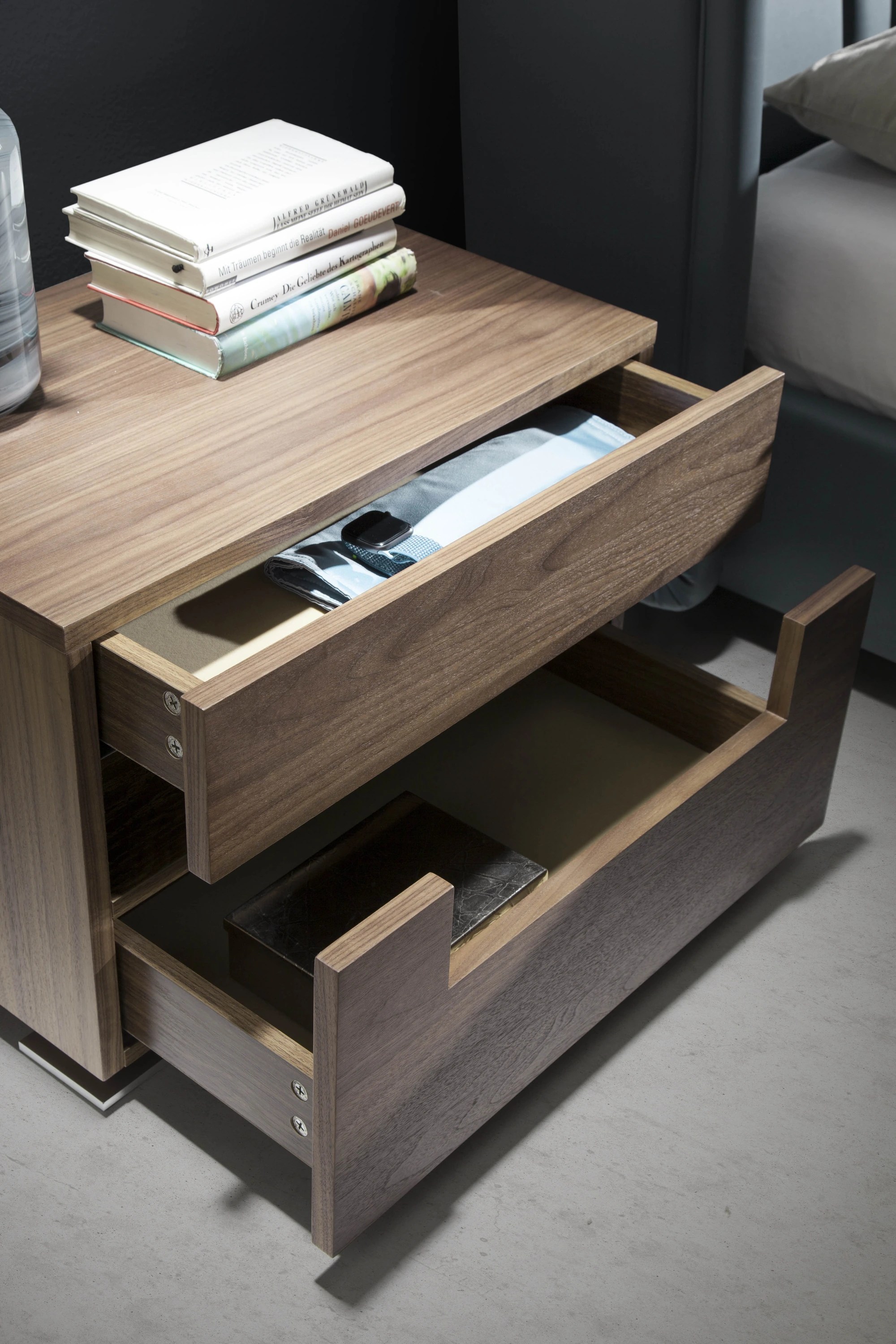 Table de chevet en noyer et acier poli avec éclairage intérieur