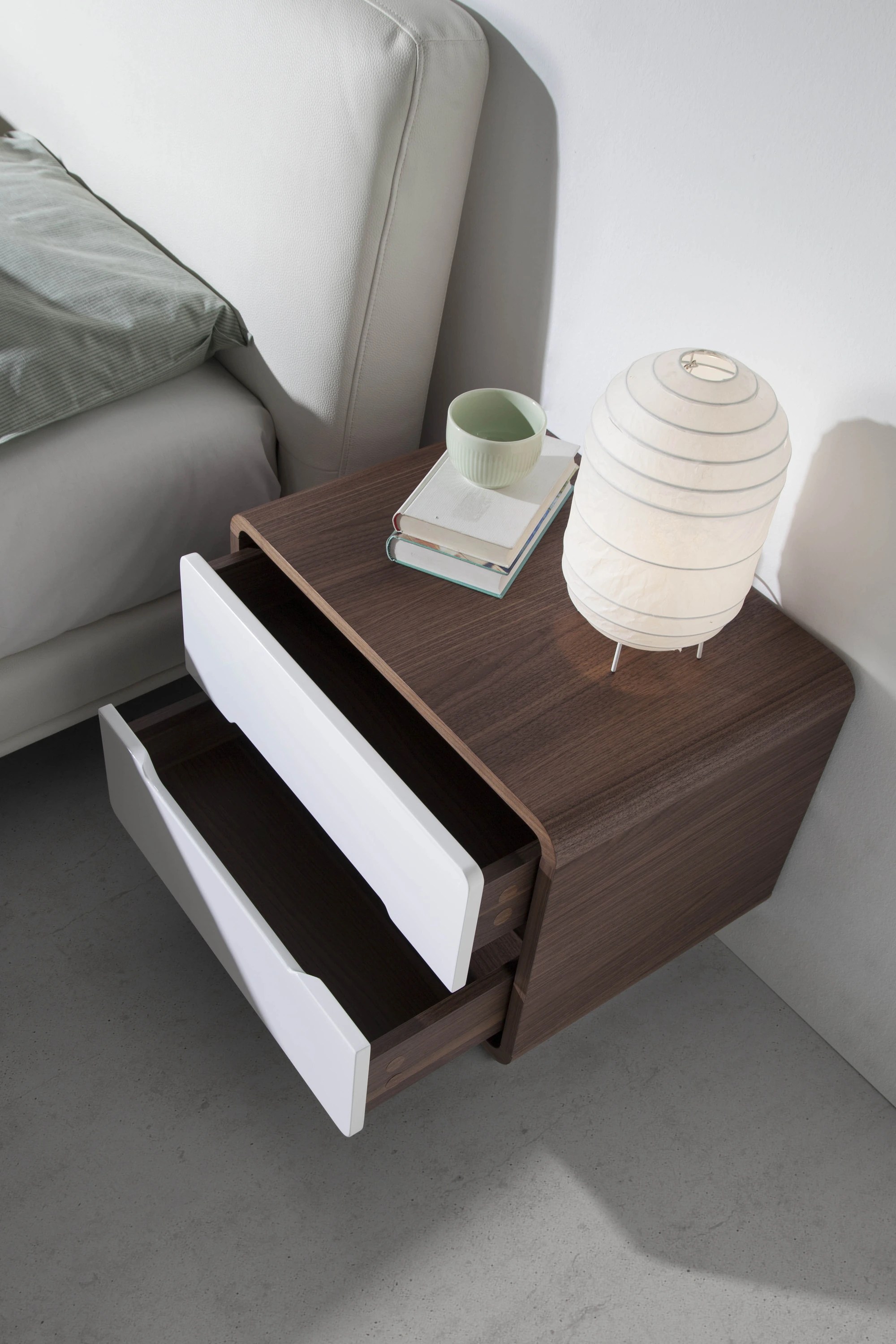 Table de chevet bois blanc, noyer et acier chromé