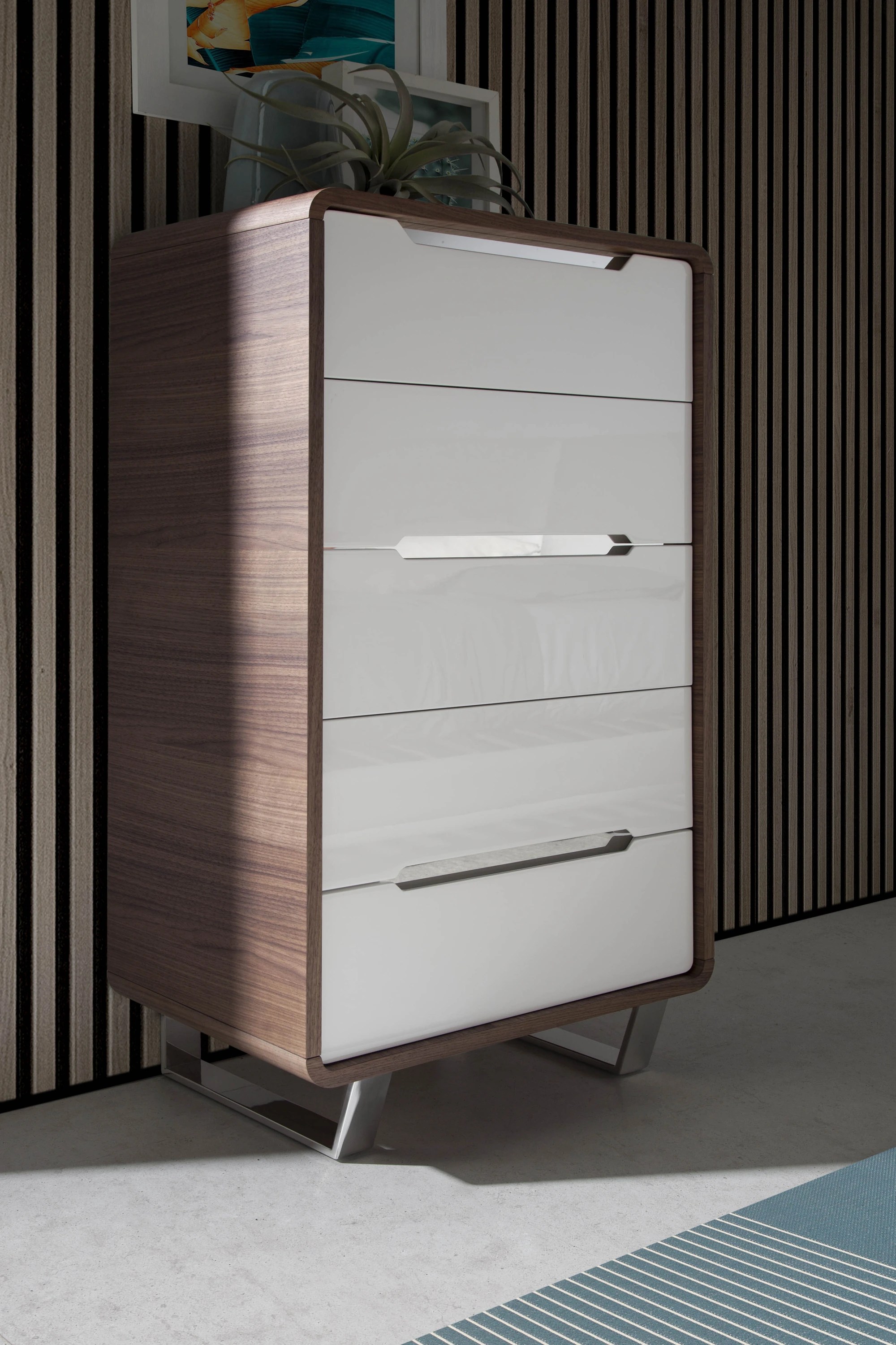 Chiffonnier bois blanc, noyer et acier chromé