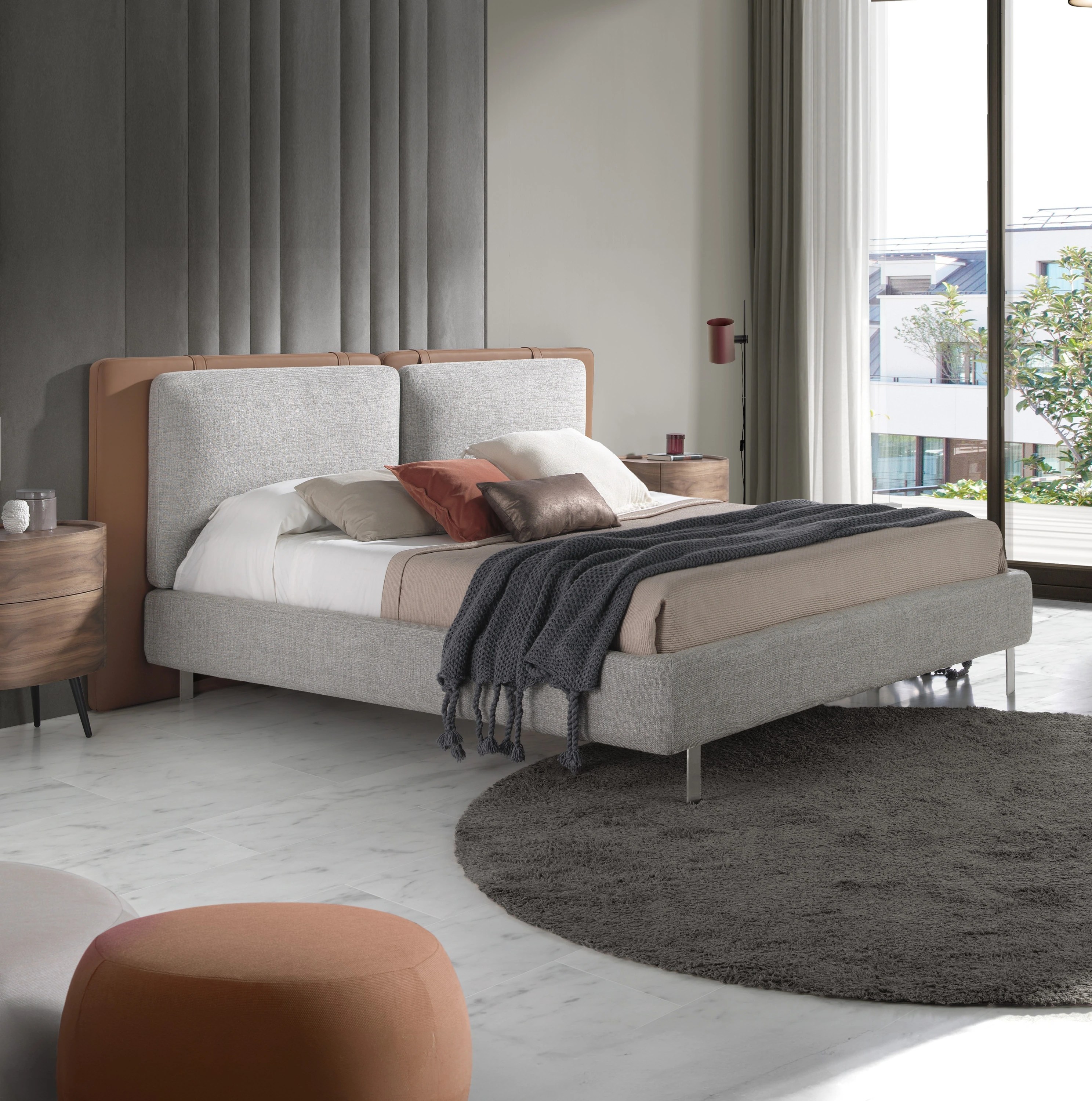 Lit en similicuir marron avec tissu gris