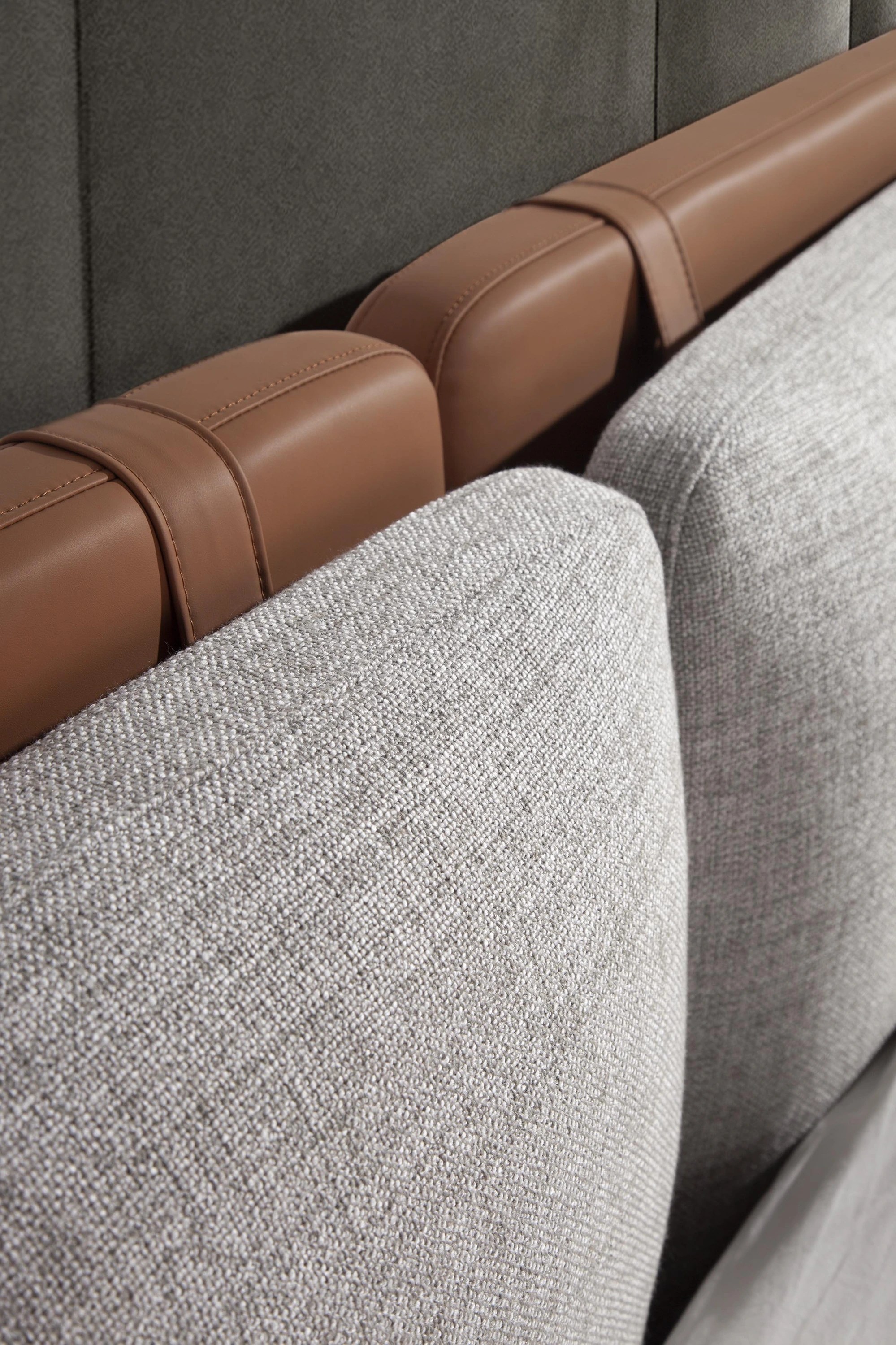 Lit en similicuir marron avec tissu gris