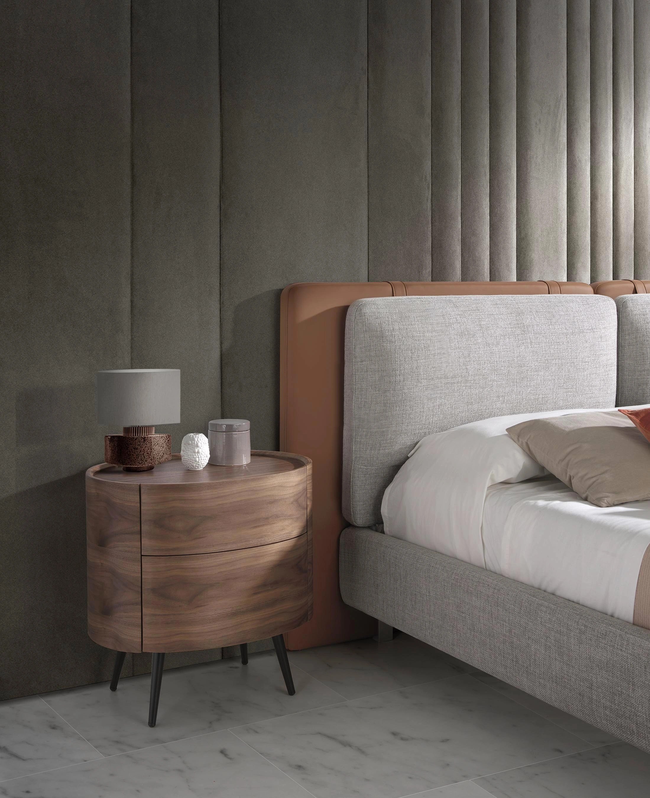 Lit en similicuir marron avec tissu gris