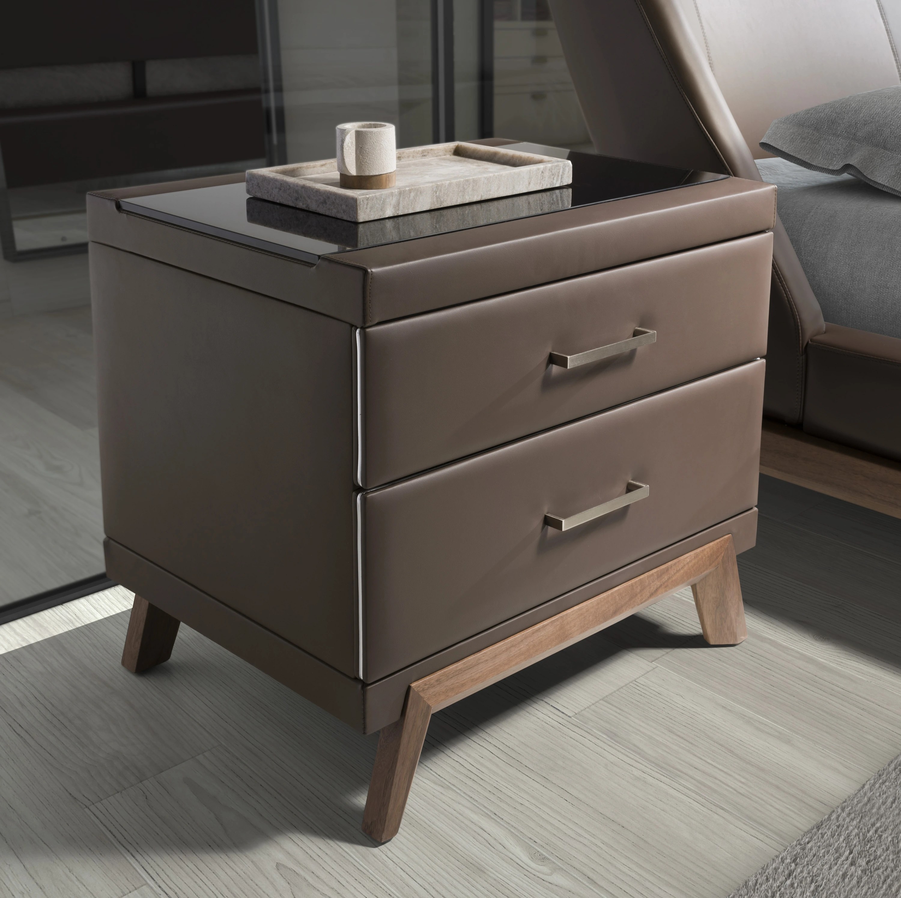 Table de chevet en simili cuir, noyer avec plateau en verre noir