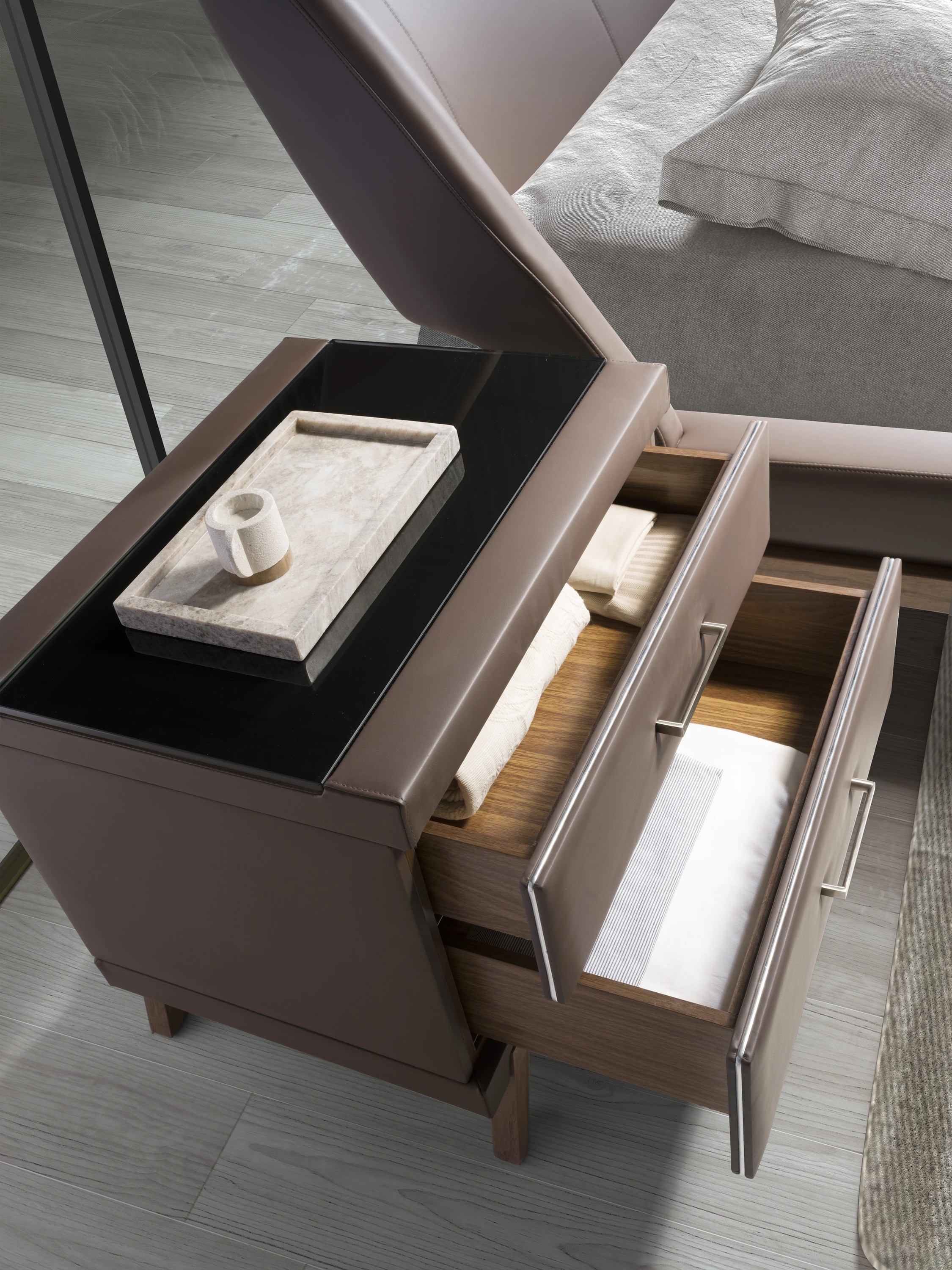 Table de chevet en simili cuir, noyer avec plateau en verre noir