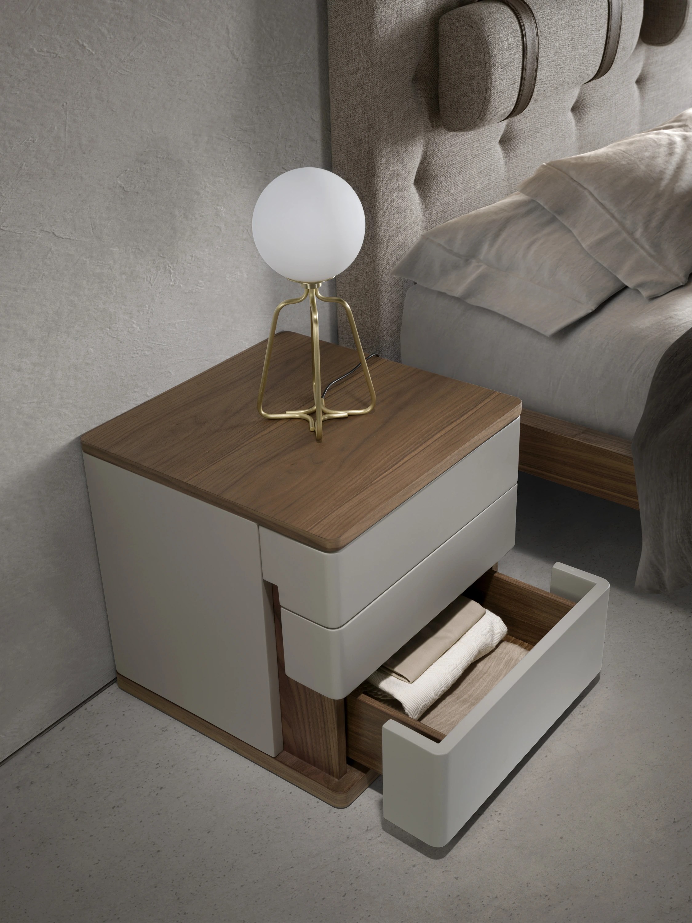 Table de chevet en bois gris et noyer