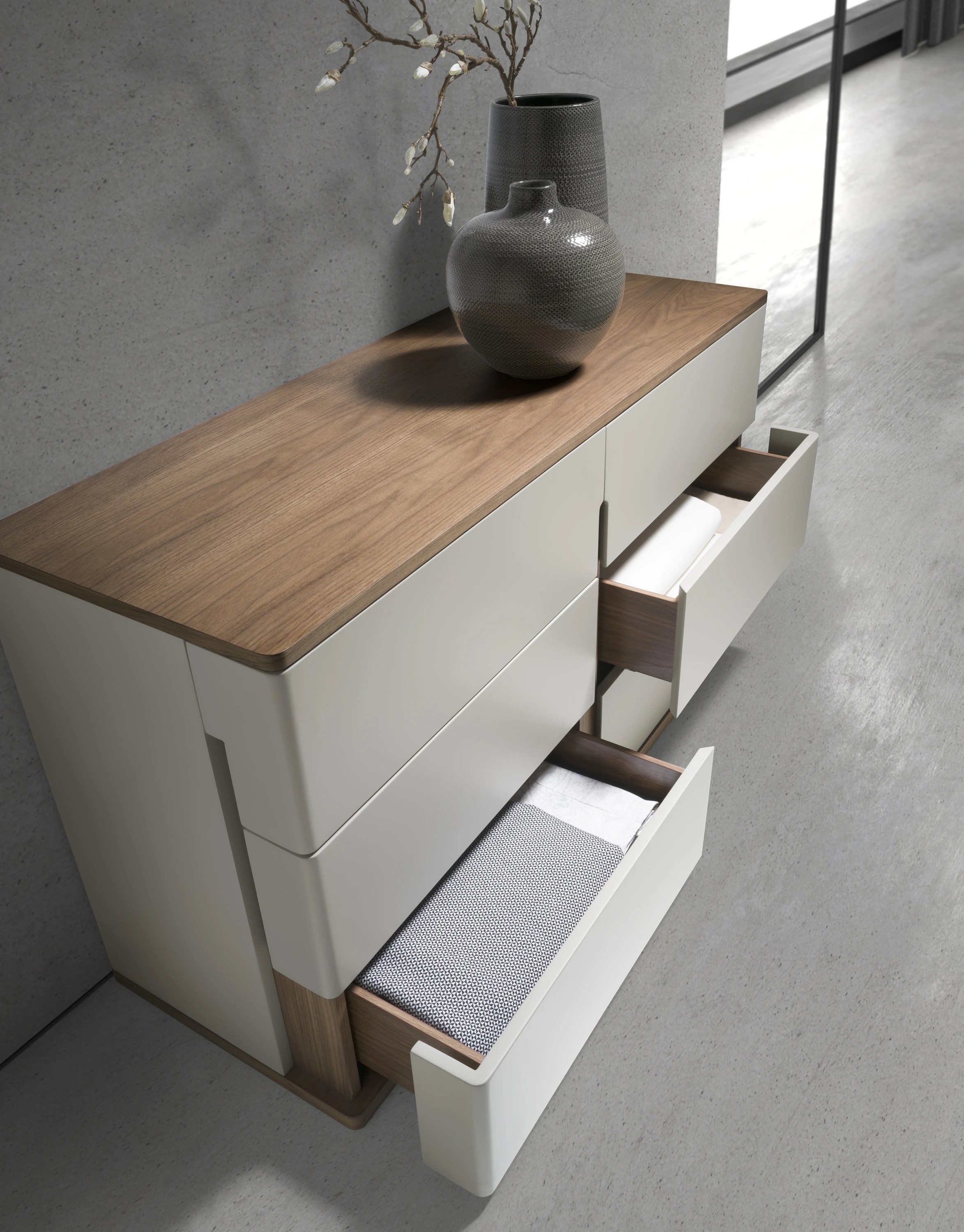Commode en bois gris et noyer