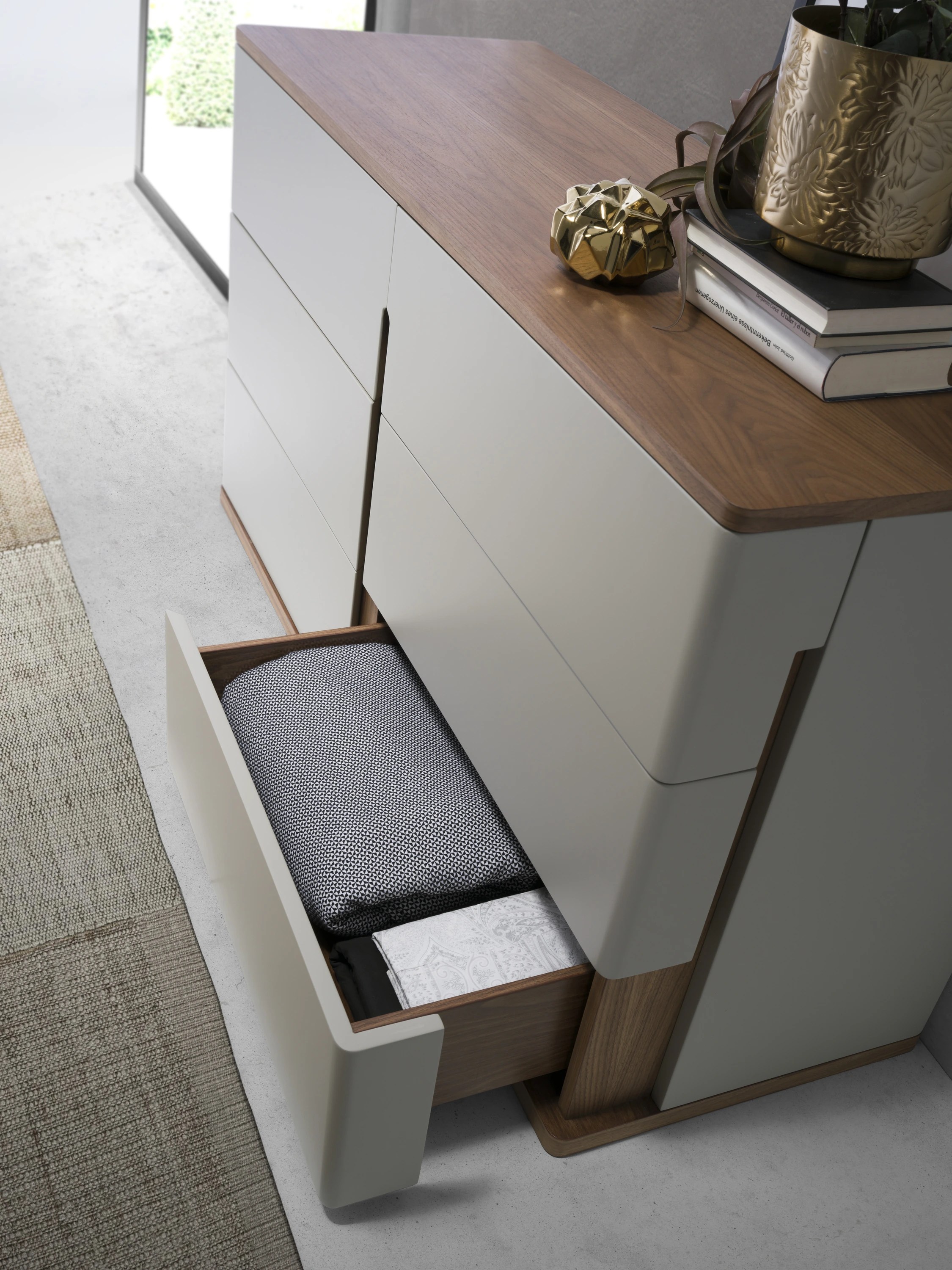 Commode en bois gris et noyer