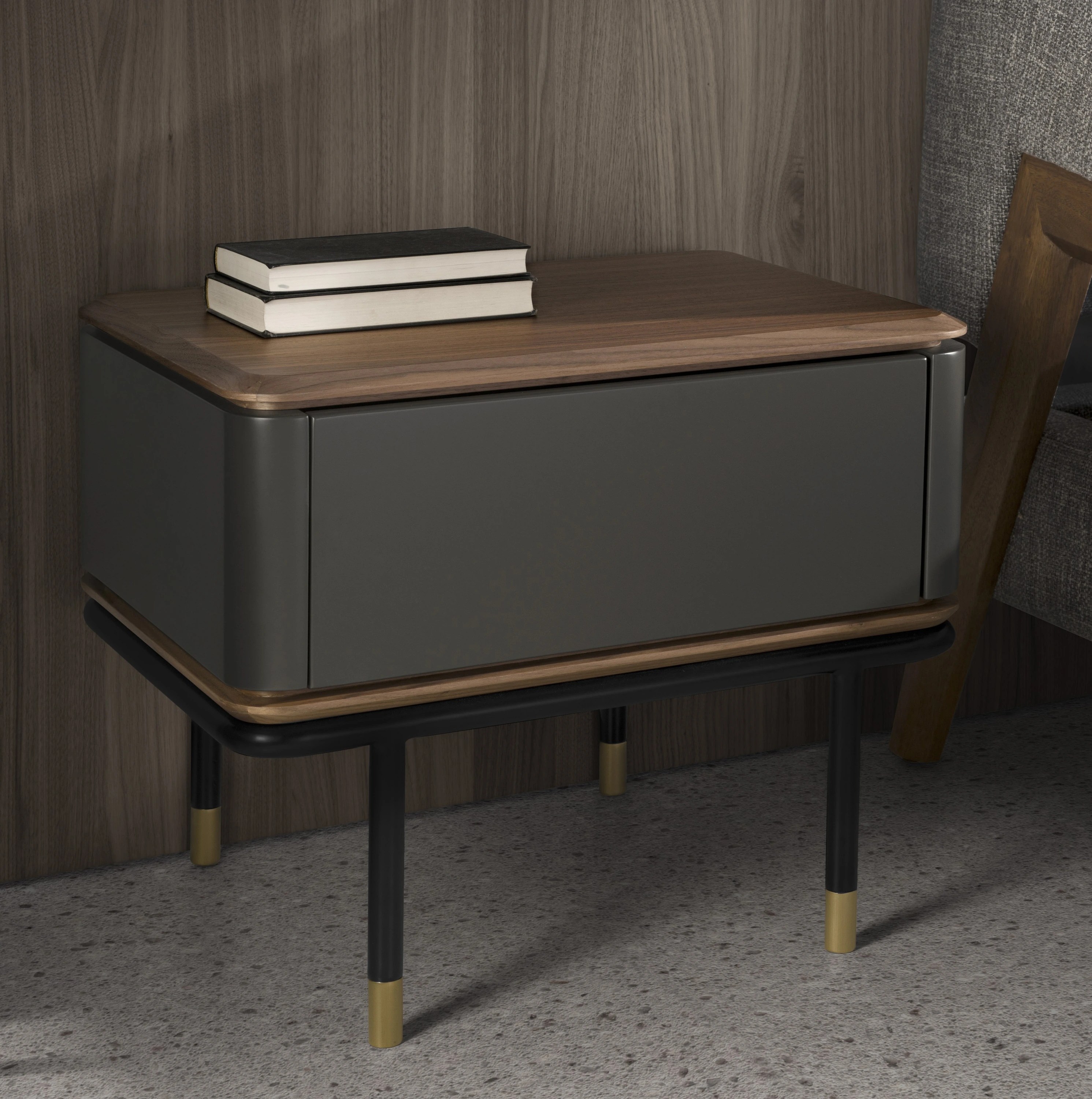 Table de nuit en bois gris foncé mat, acier noir et plateau en noyer