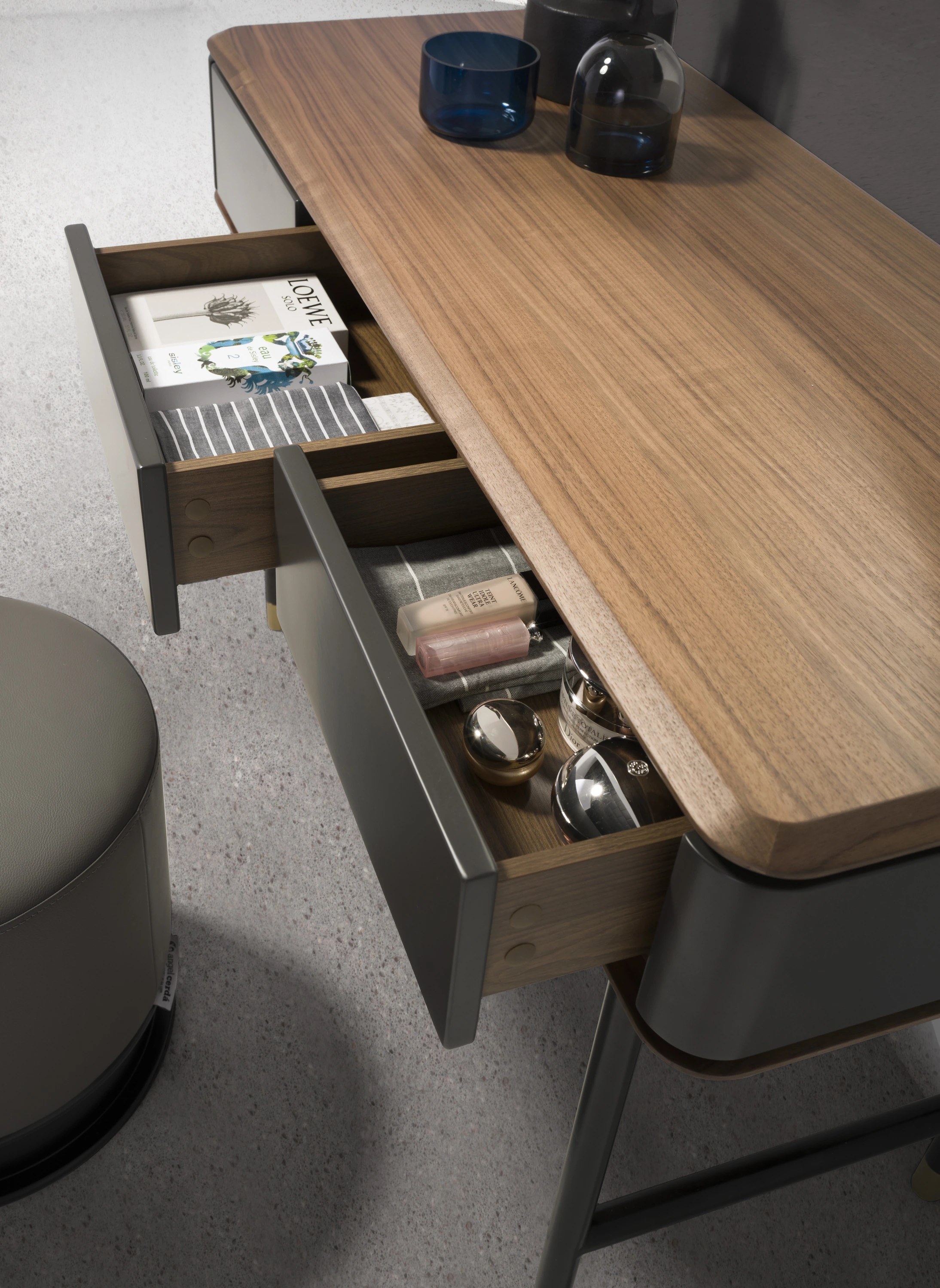 Console rectangulaire en noyer, bois gris foncé mat et acier noir
