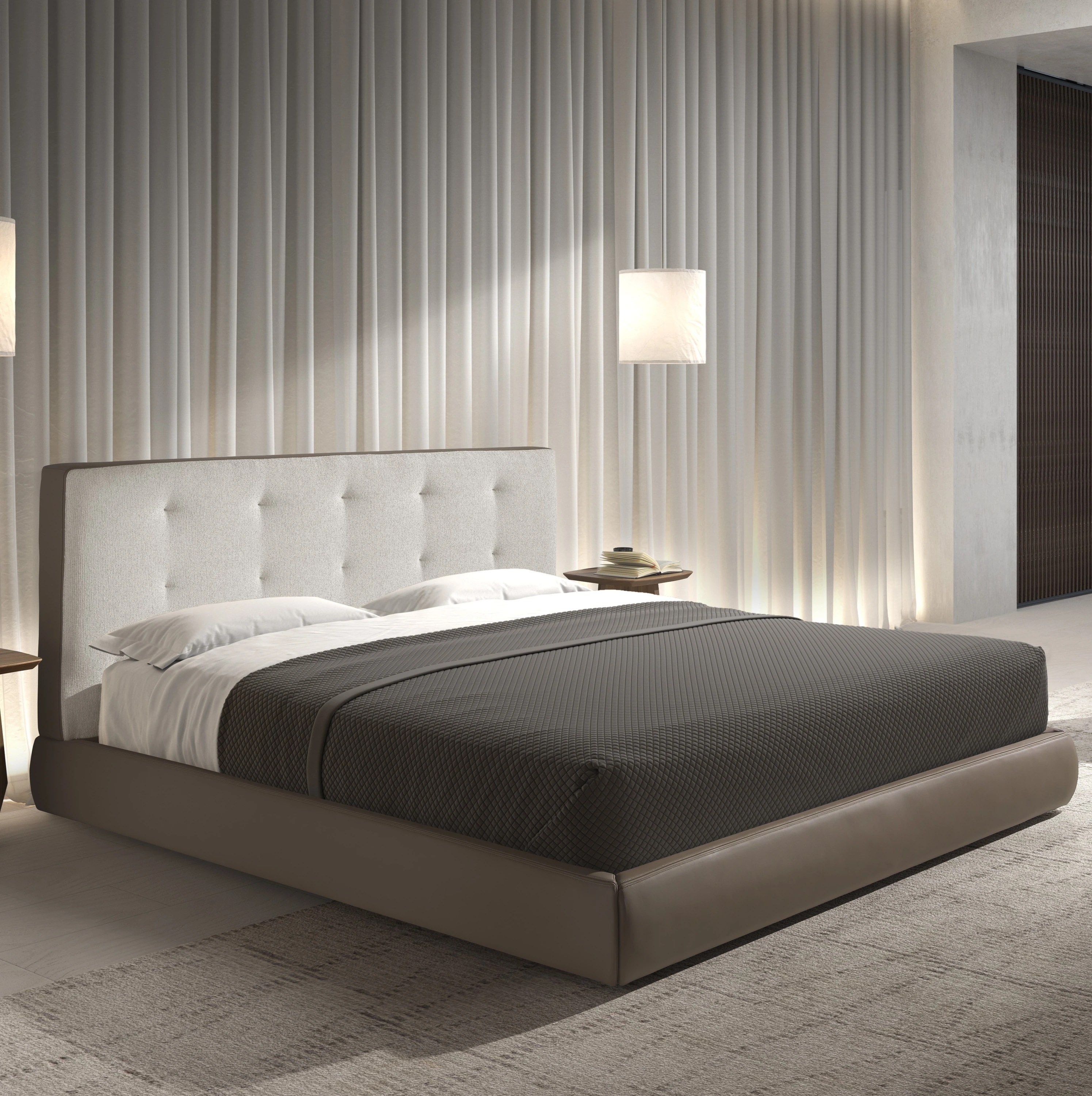 Lit rembourré en tissu marron et similicuir marron avec revêtement blanc cassé