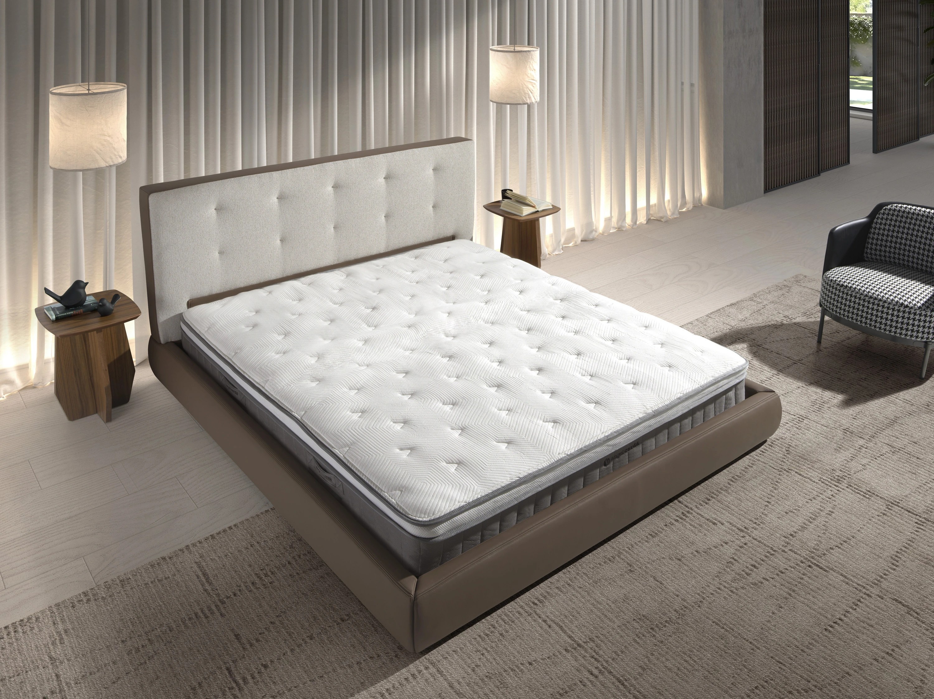 Lit rembourré en tissu marron et similicuir marron avec revêtement blanc cassé