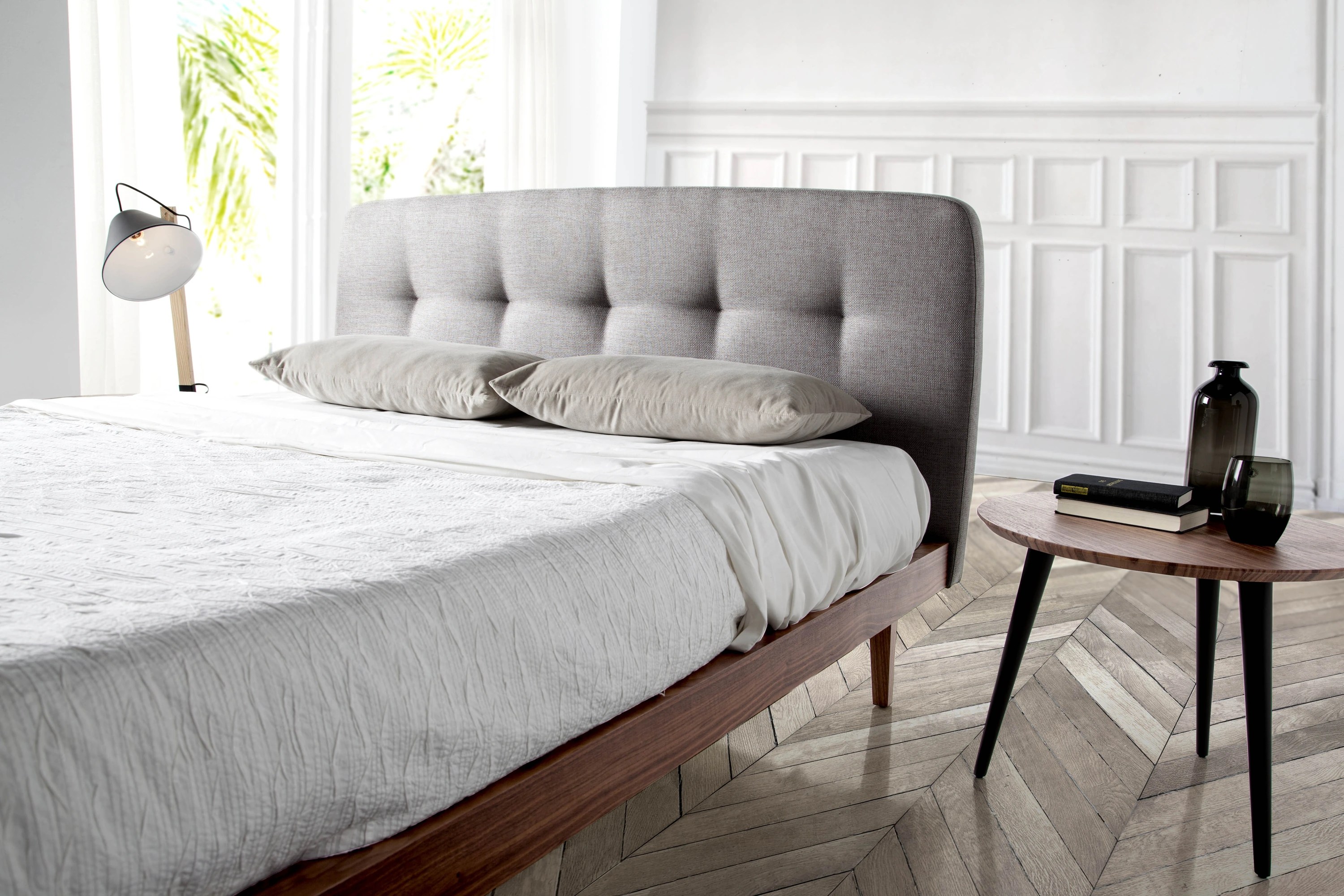Lit tufté en tissu gris