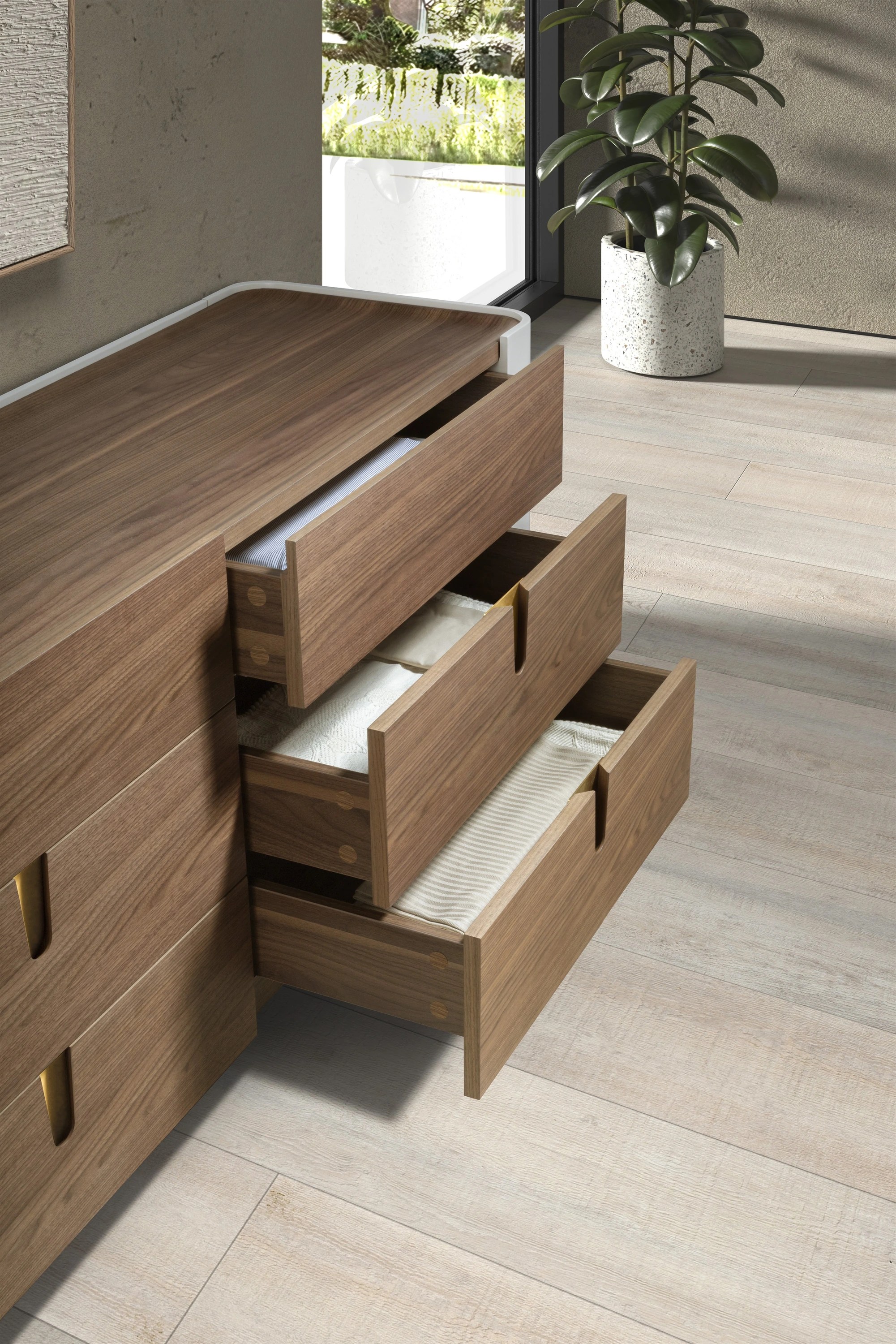 Commode en bois beige, acier poli doré et plateau en noyer