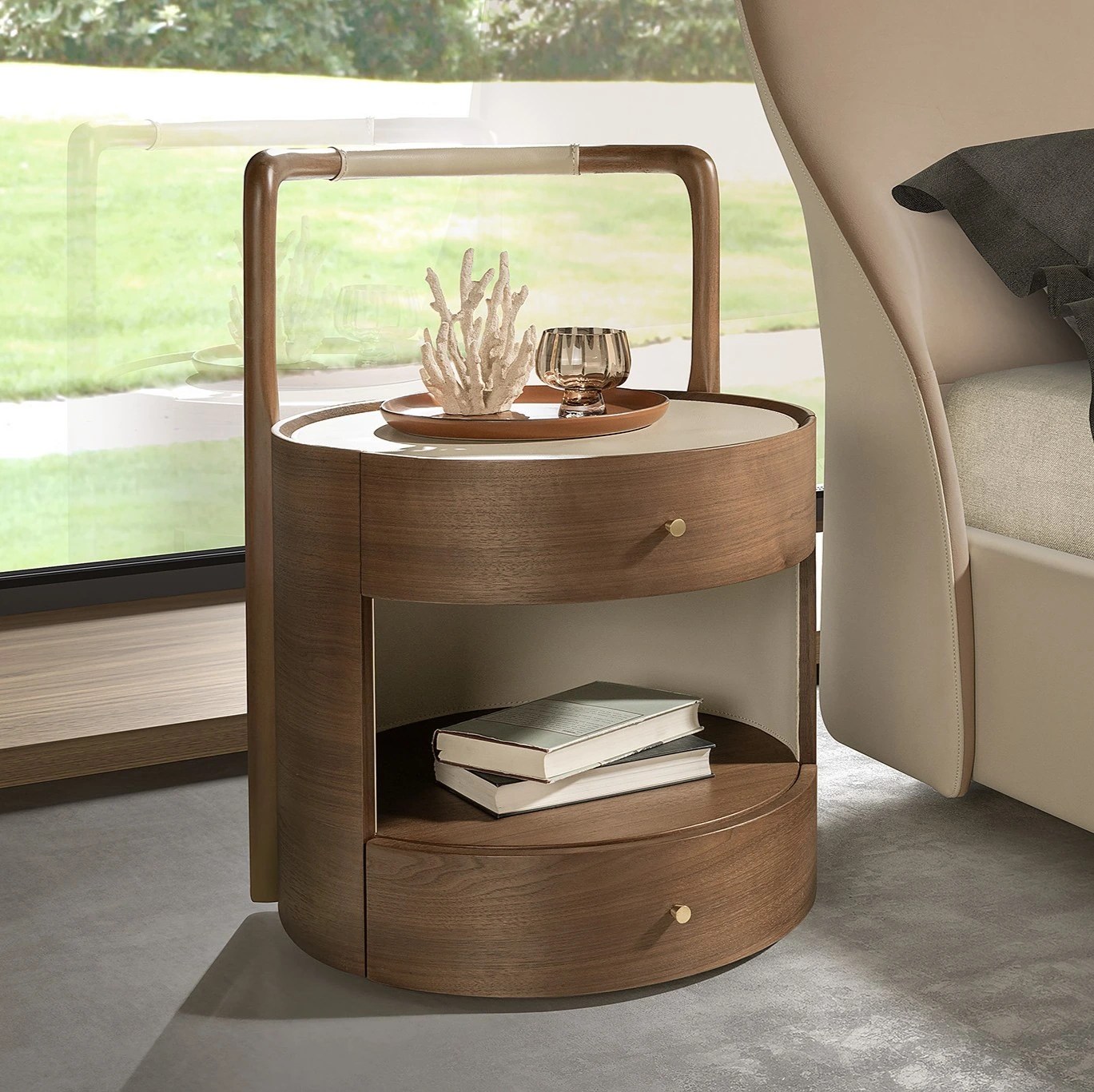 Table de chevet en noyer avec plateau en cuir couleur crème