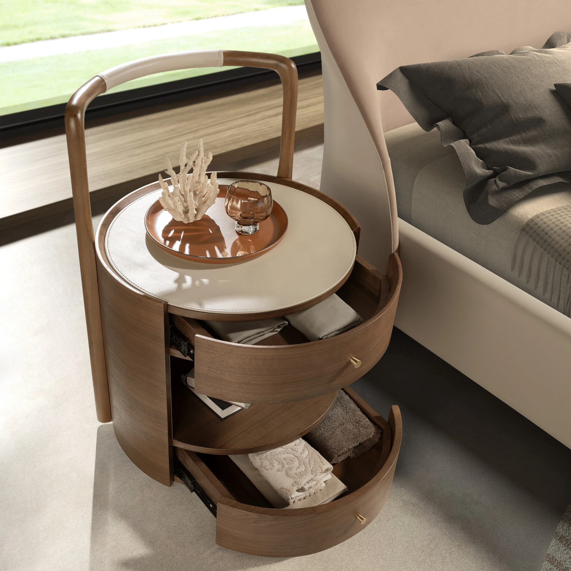 Table de chevet en noyer avec plateau en cuir couleur crème