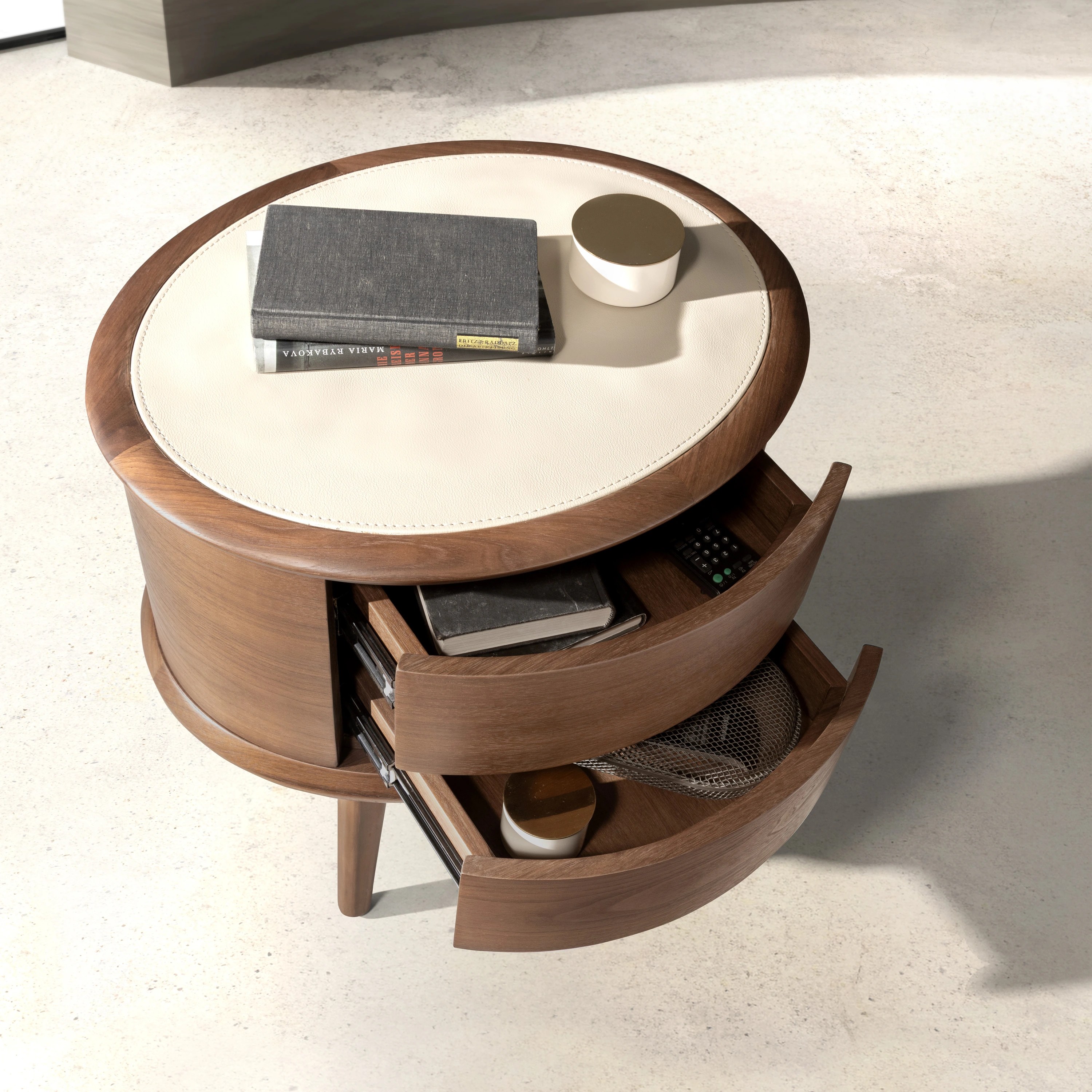 Table de chevet en noyer avec plateau en cuir couleur crème