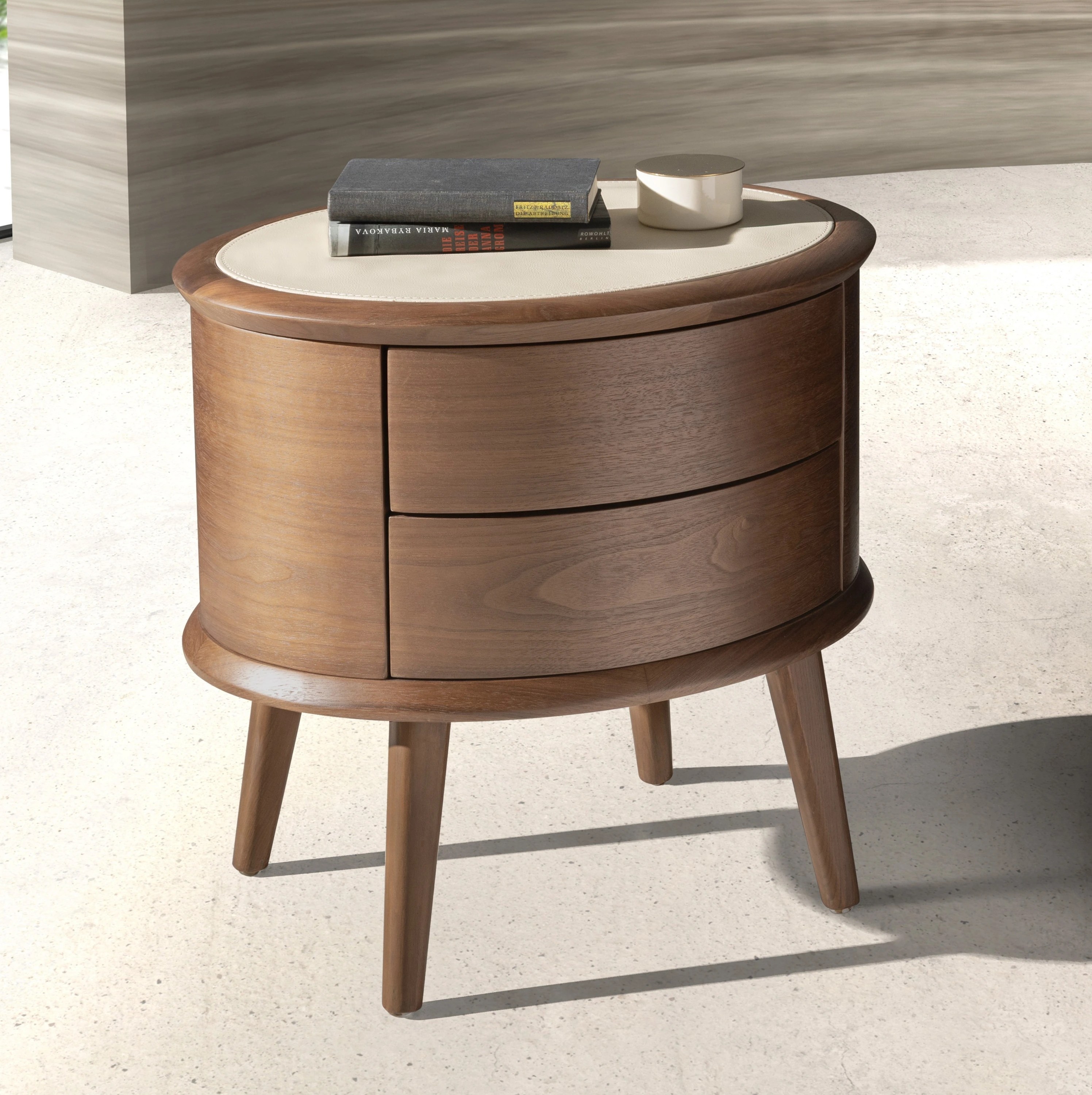 Table de chevet en noyer avec plateau en cuir couleur crème