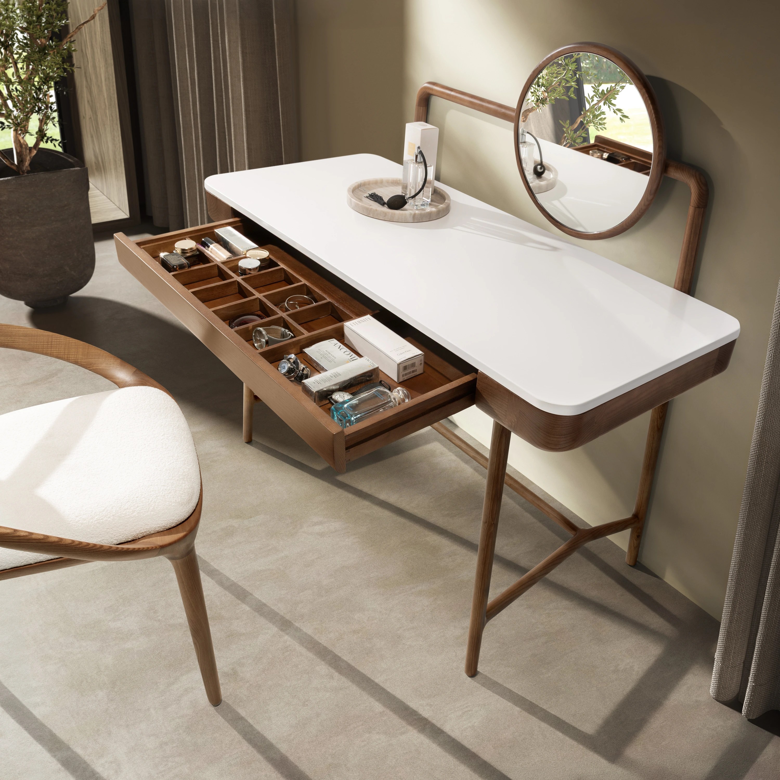 Bureau coiffeuse en noyer avec plateau en bois blanc et miroir