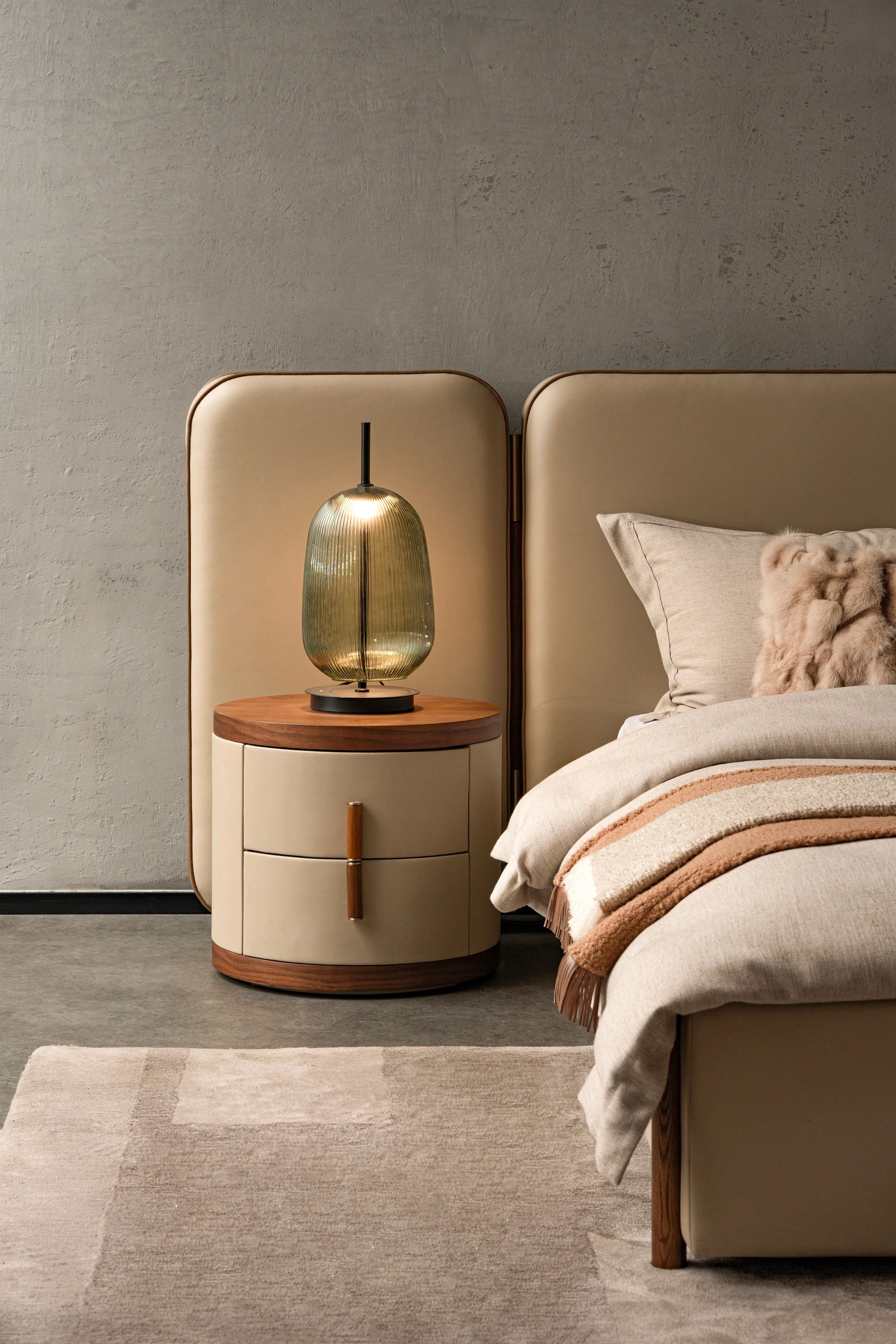 Table de chevet en similicuir et noyer
