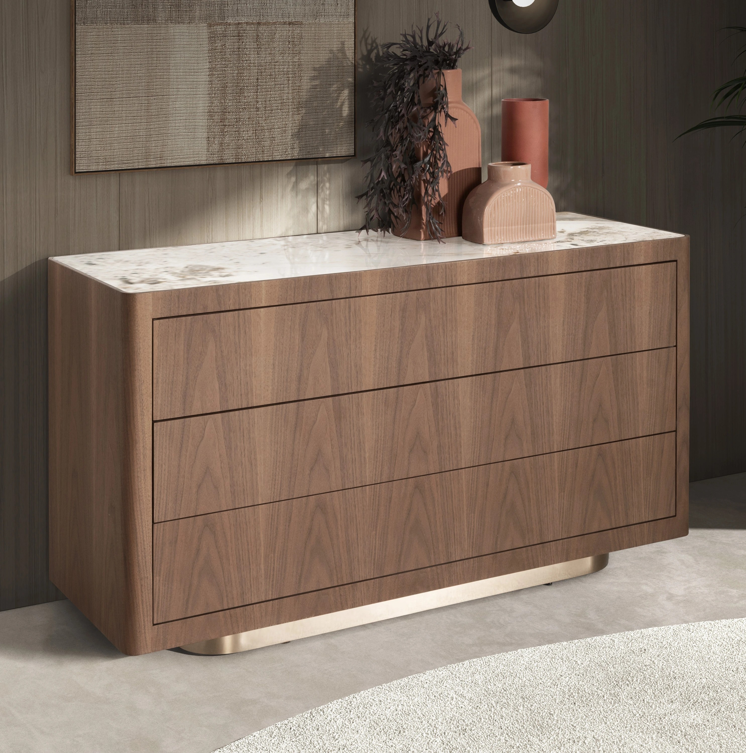 Commode en noyer, acier poli doré et plateau en marbre céramique