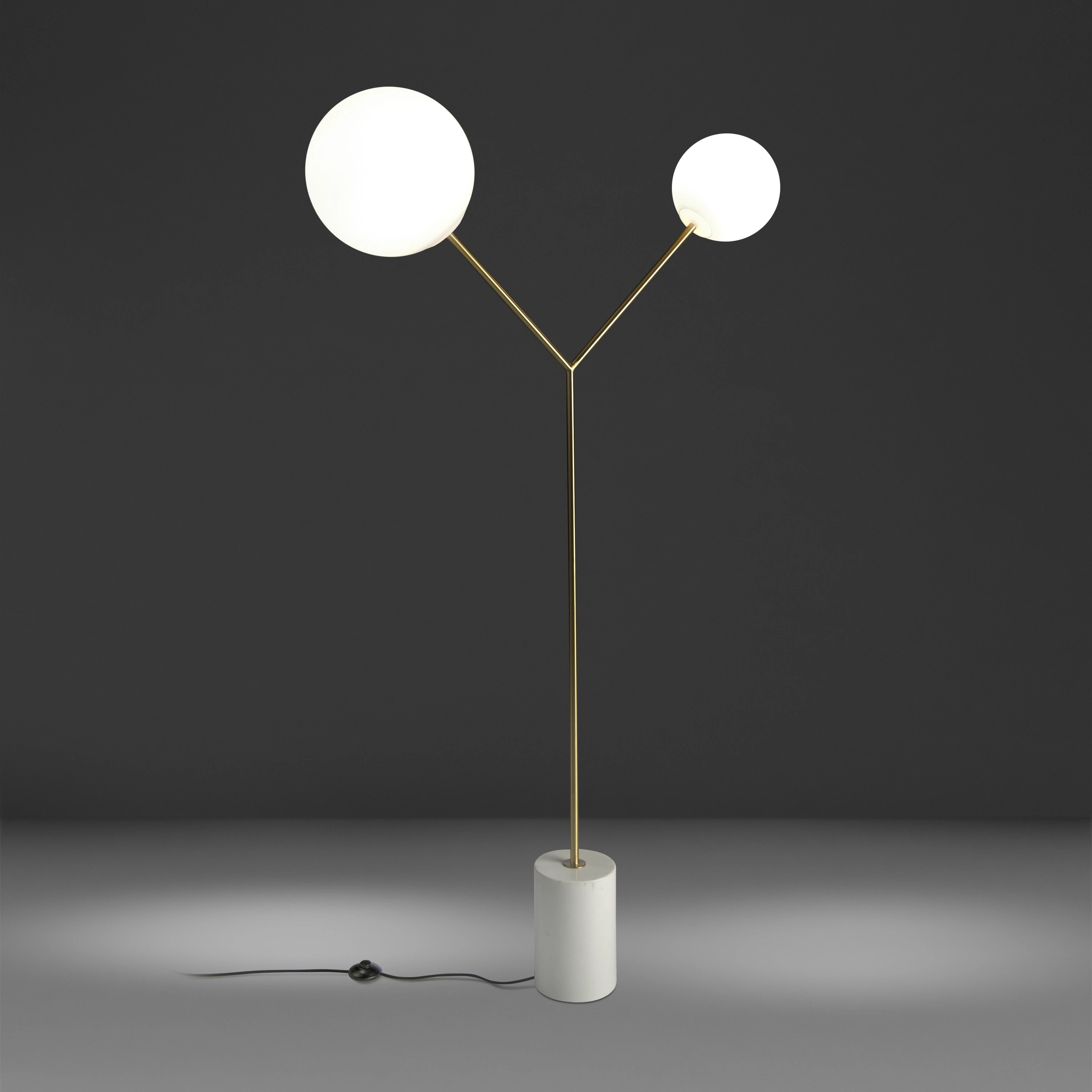 Lampadaire en marbre blanc, acier doré et verre blanc