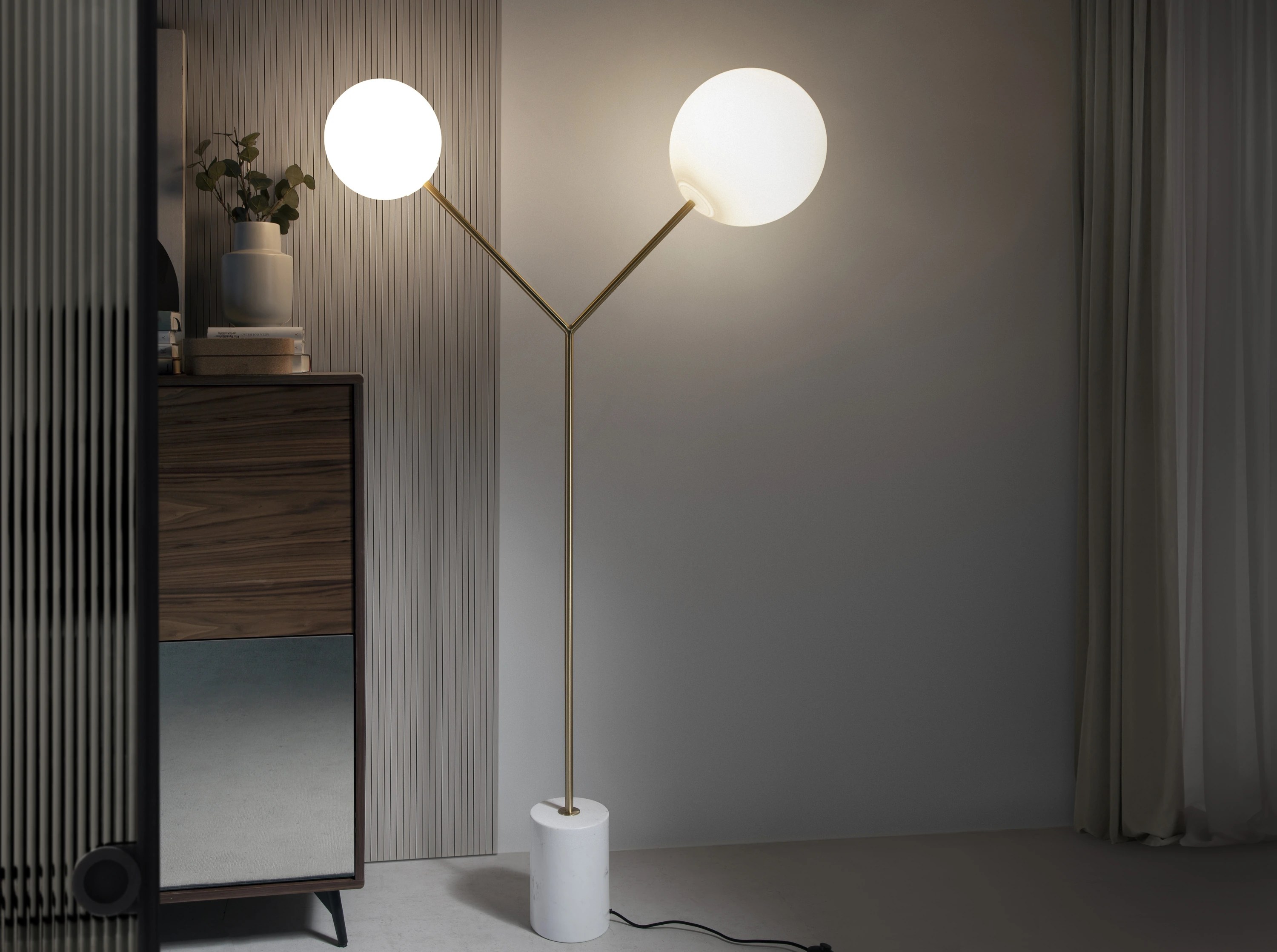 Lampadaire en marbre blanc, acier doré et verre blanc