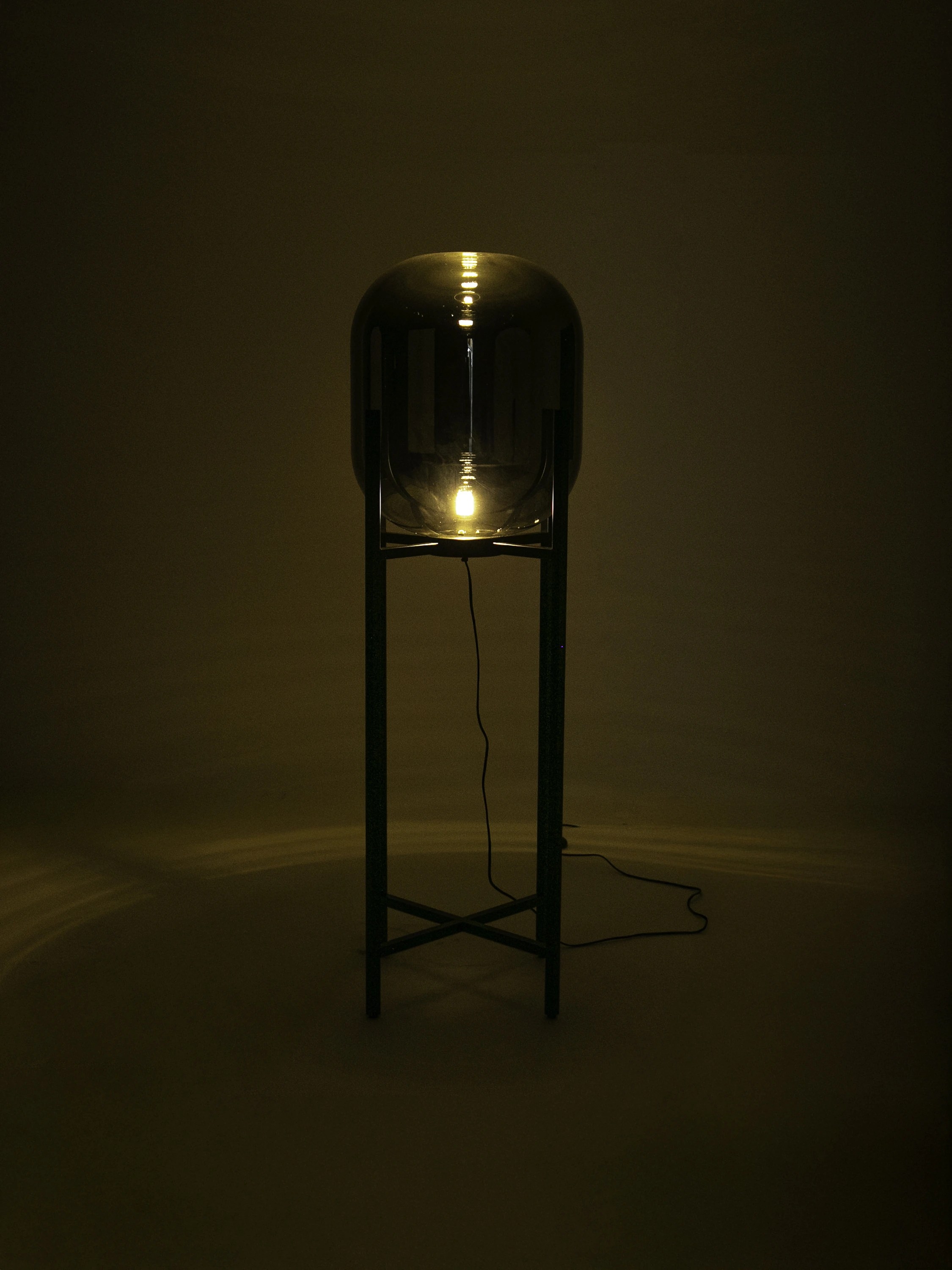 Lampadaire en verre effet miroir fumé gris et acier noir