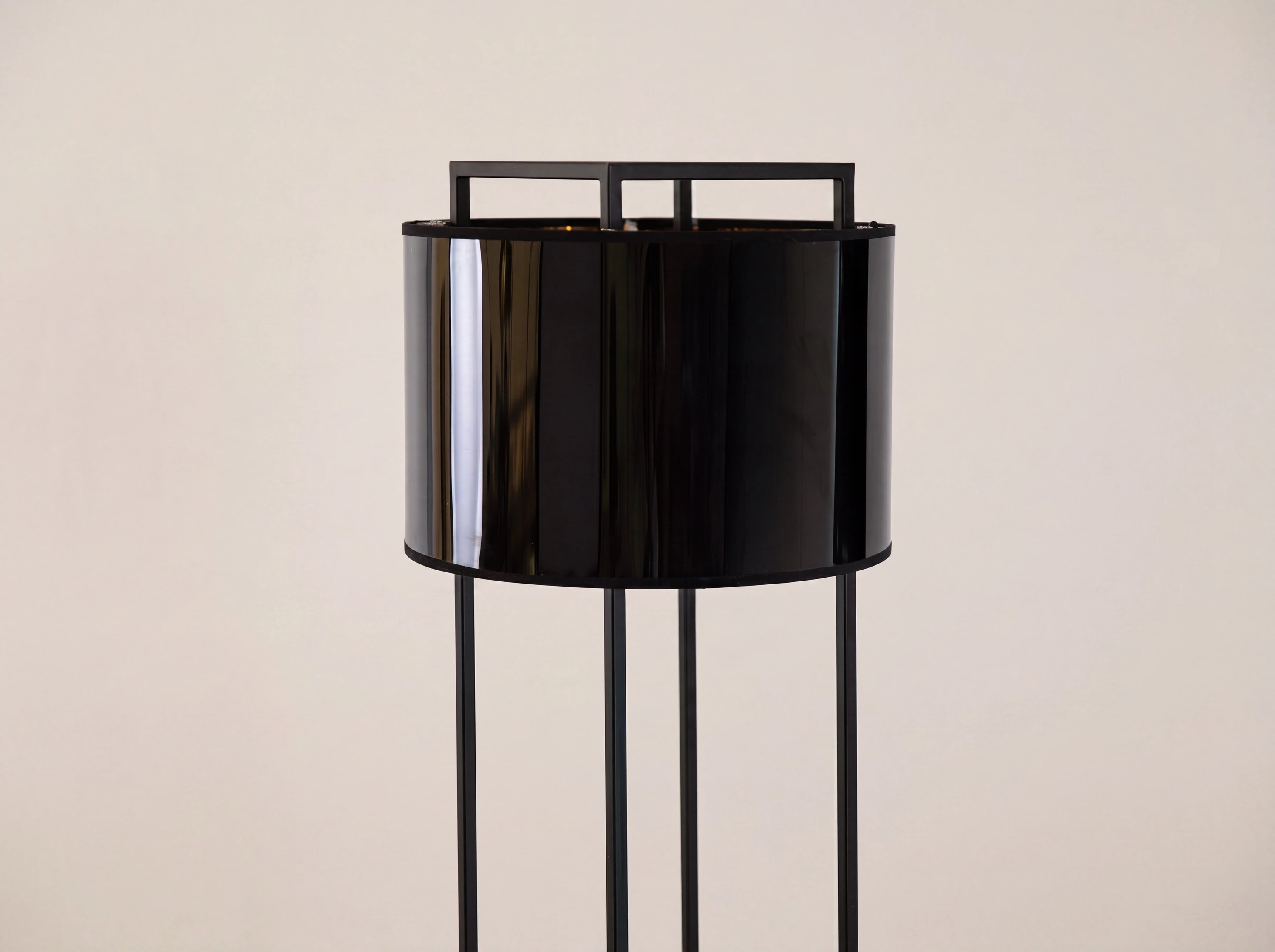 Lampadaire en PVC noir et doré brillant et acier noir