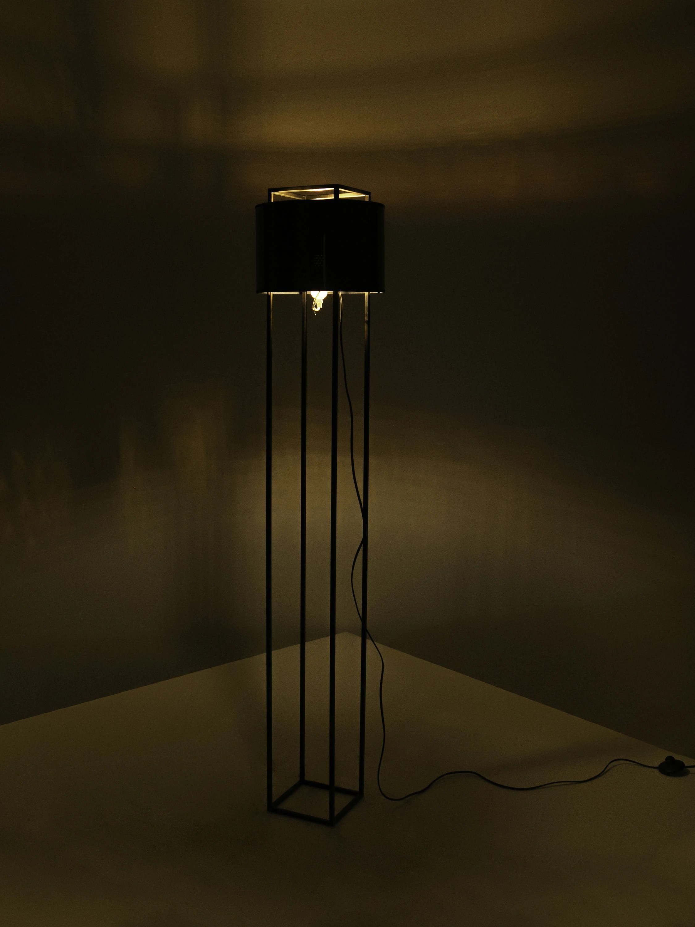 Lampadaire en PVC noir et doré brillant et acier noir