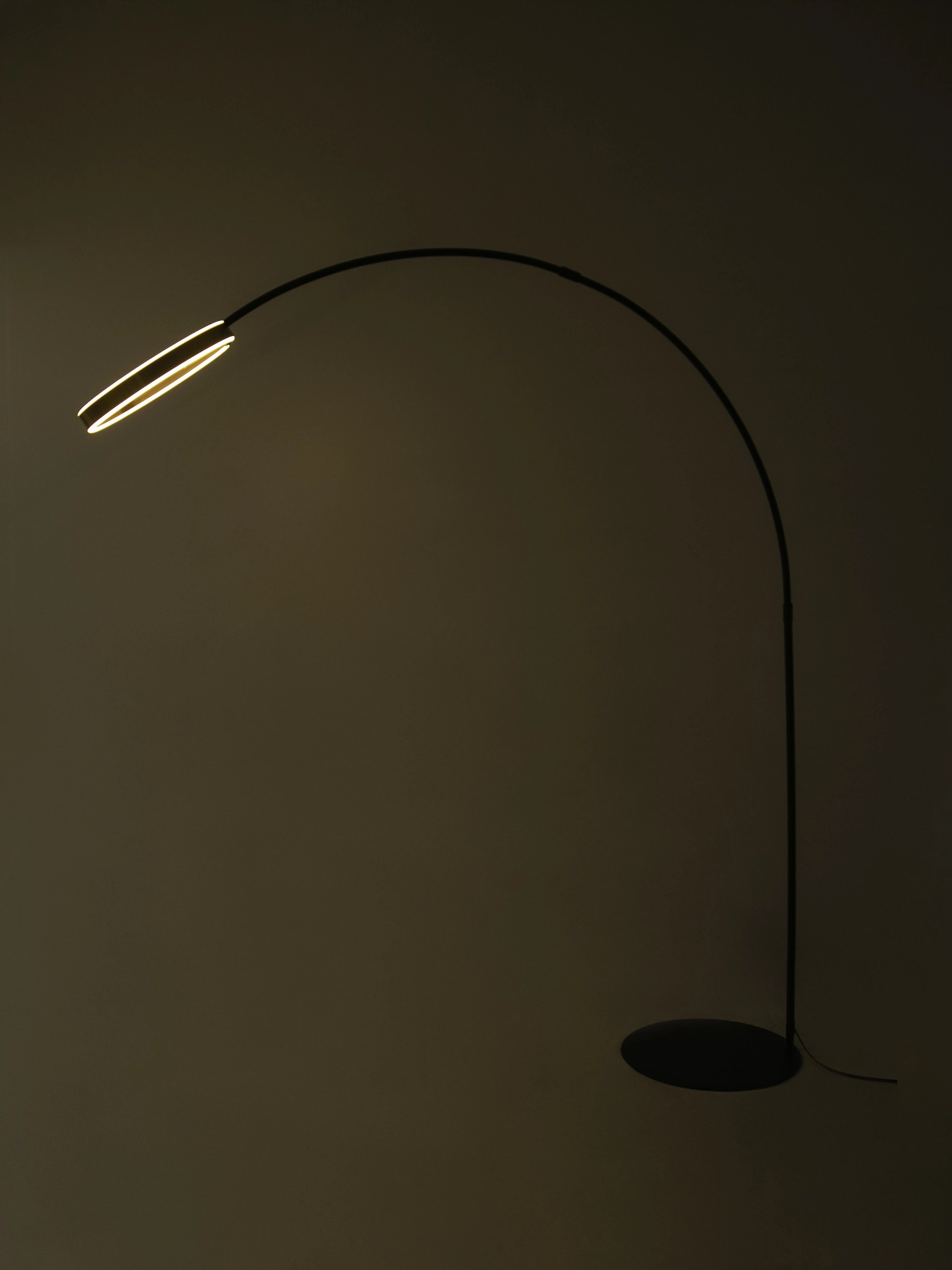 Lampadaire en acier doré poli et acier noir