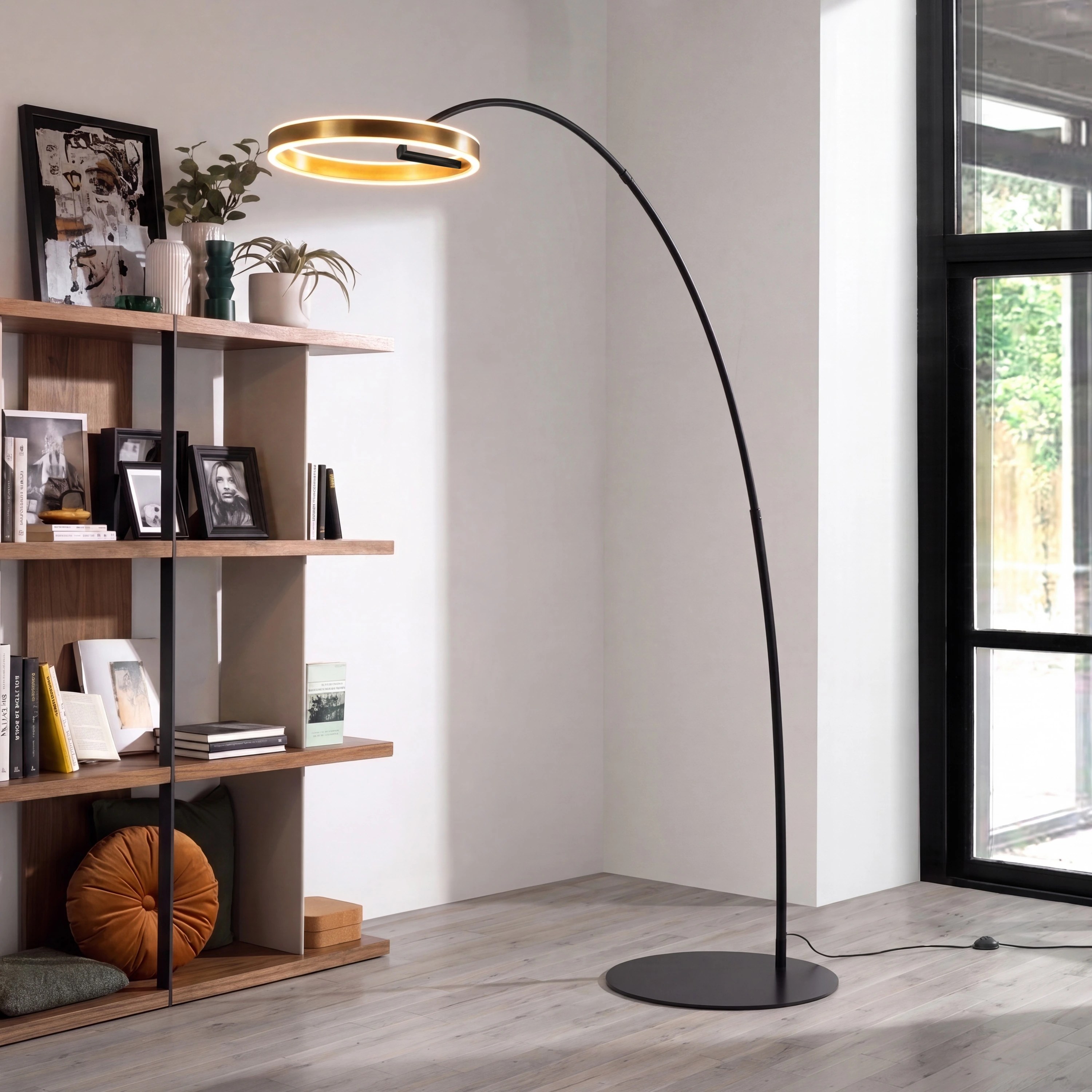 Lampadaire en acier doré poli et acier noir