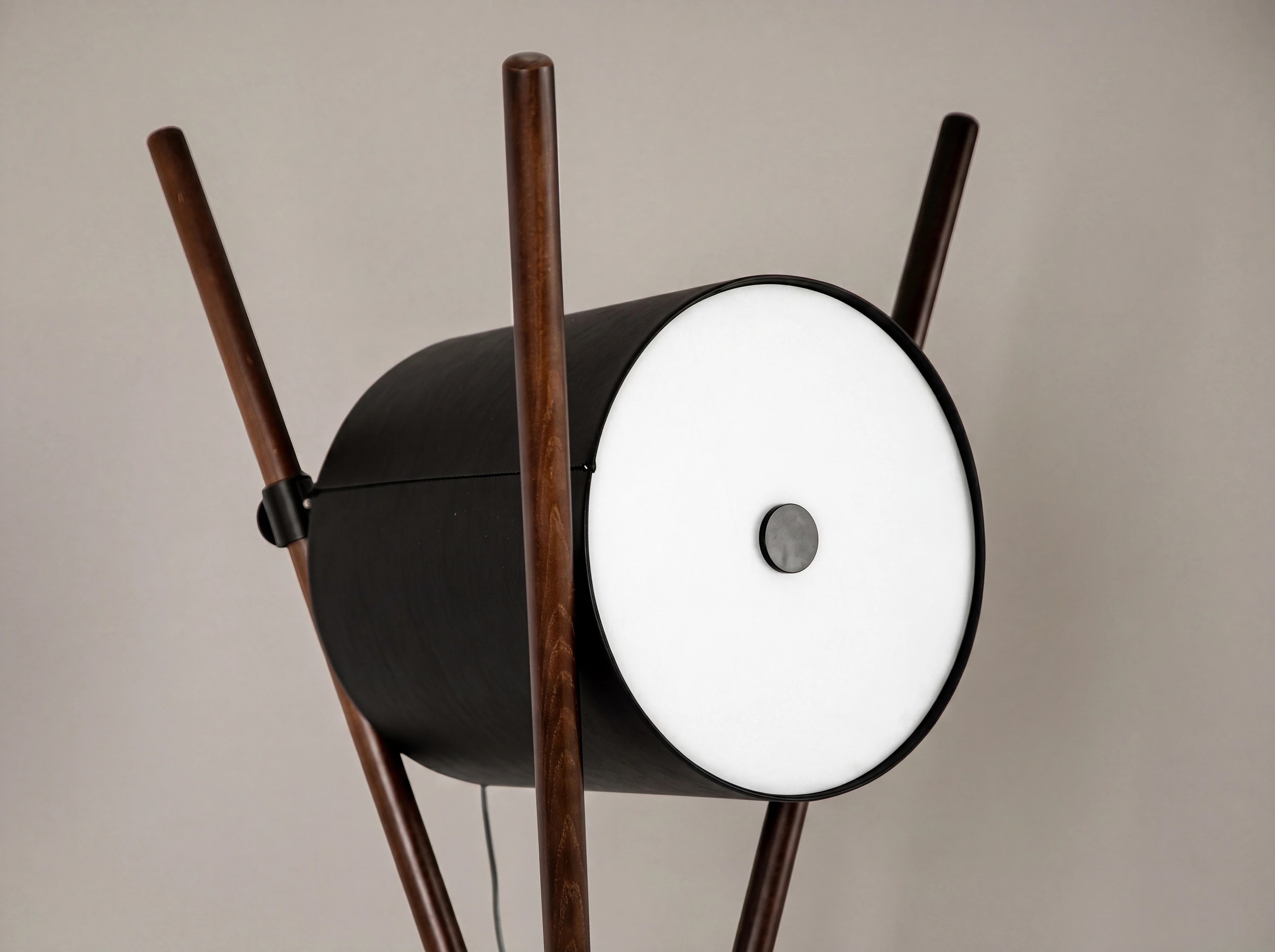 Lampadaire en bois tapissé en similicuir noir et noyer foncé