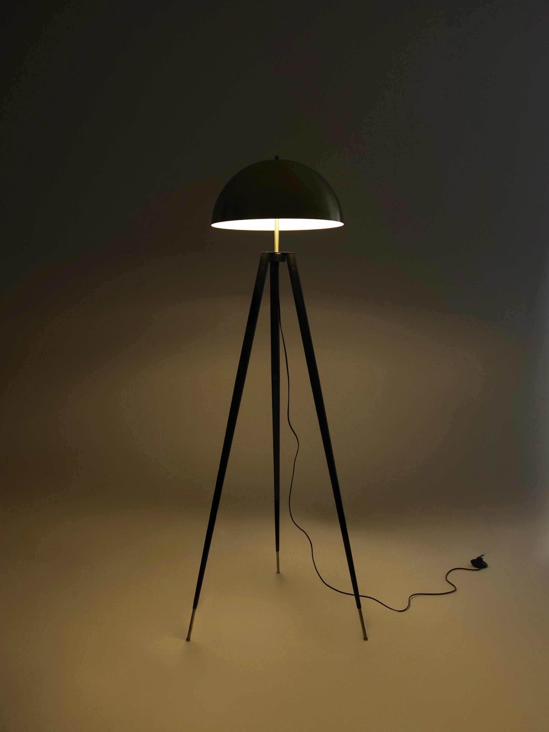 Lampadaire en acier poli doré et acier noir
