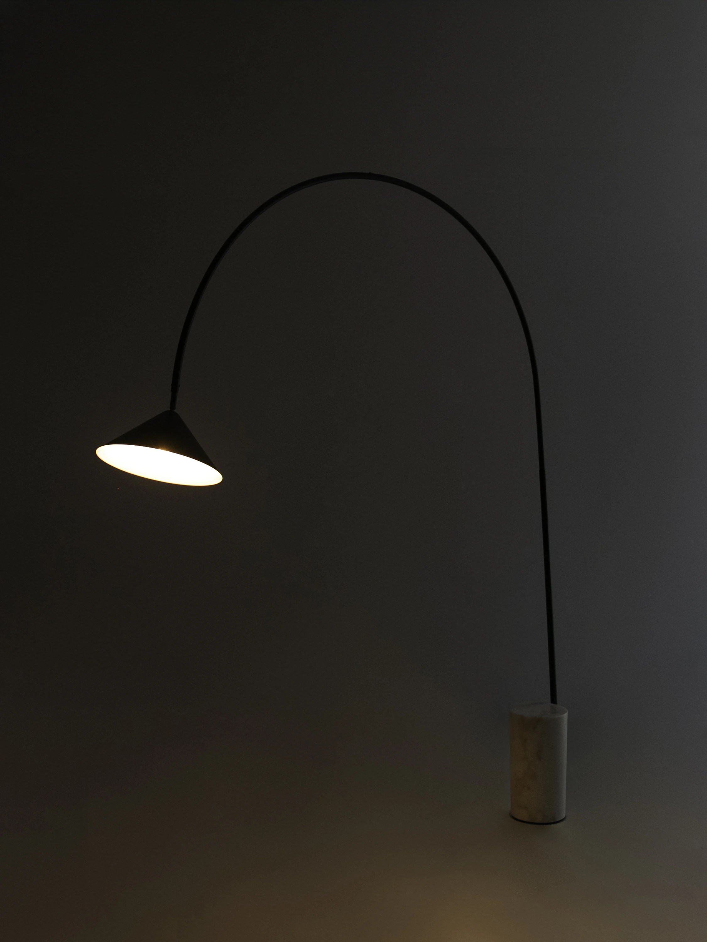 Lampadaire en acier noir avec base en marbre céramique