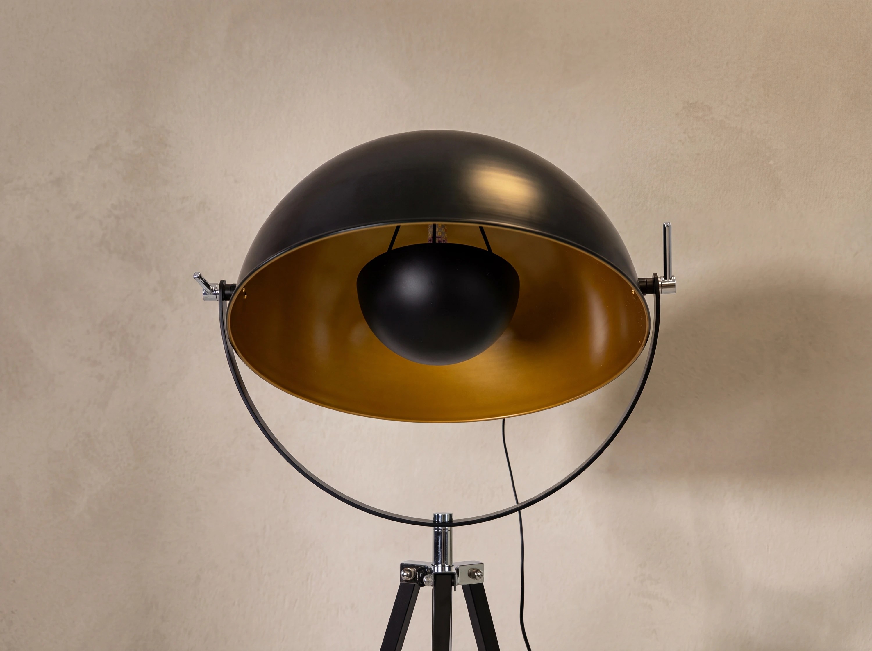 Lampadaire en acier noir et acier doré poli