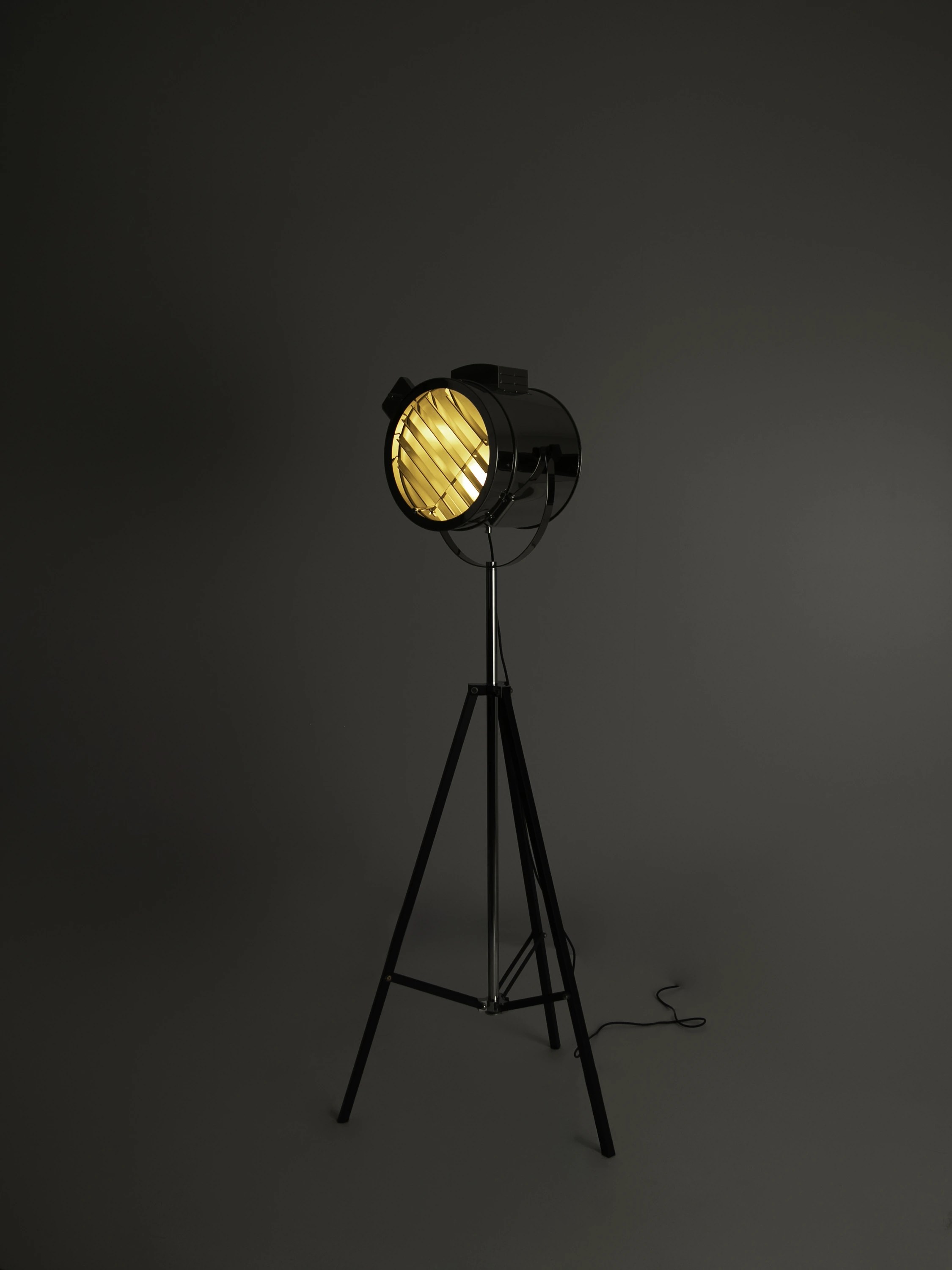 Lampadaire en acier chromé et acier noir