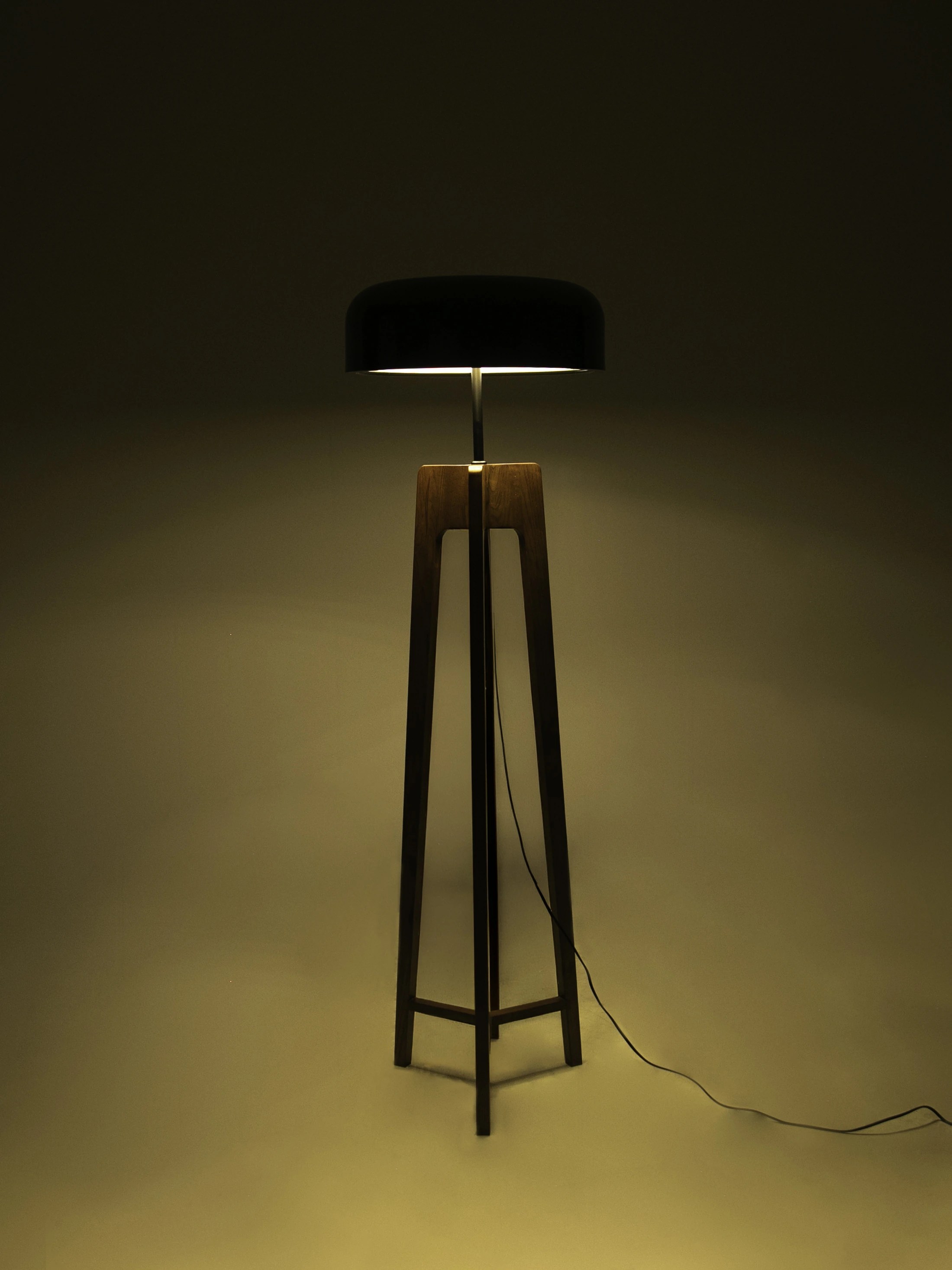 Lampadaire en aluminium noir et blanc et bois de pin couleur noyer