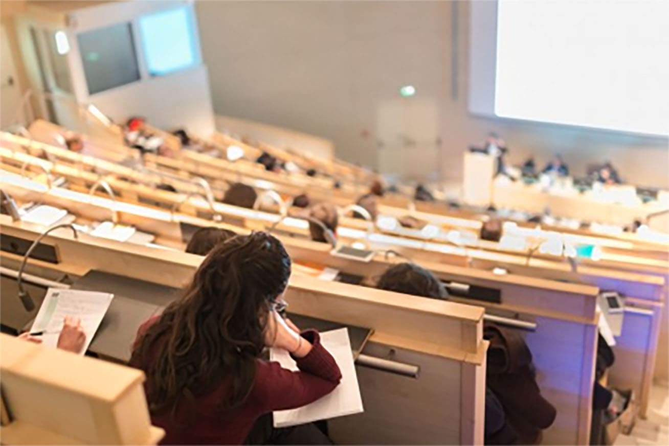 لماذا يتفوق زملائي دراسياً بينما لا أحقق التفوق؟