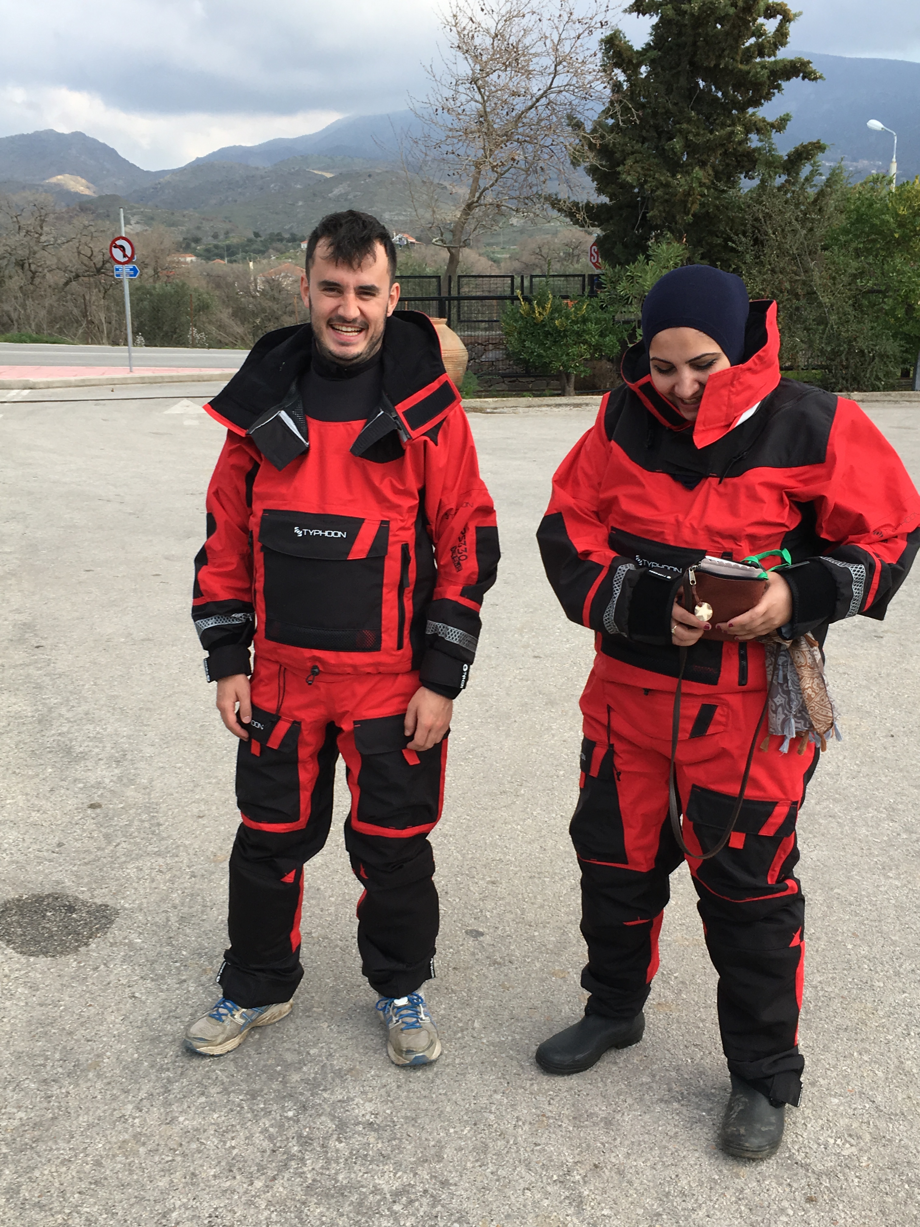 Jag i min nya jobb-outfit med sjuksköterskan Martin från Belgien