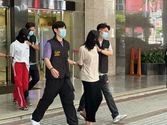 Duo posing as women steal HKD41,000 from hotel guest