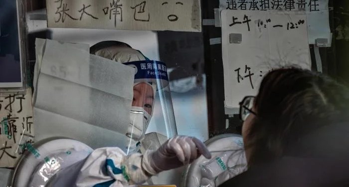 China da por ‘básicamente terminada’ la ola de contagios por la COVID-19