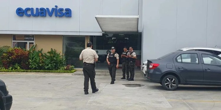 Atentado explosivo en Ecuavisa estaría dirigido a periodista Lenin Artieda