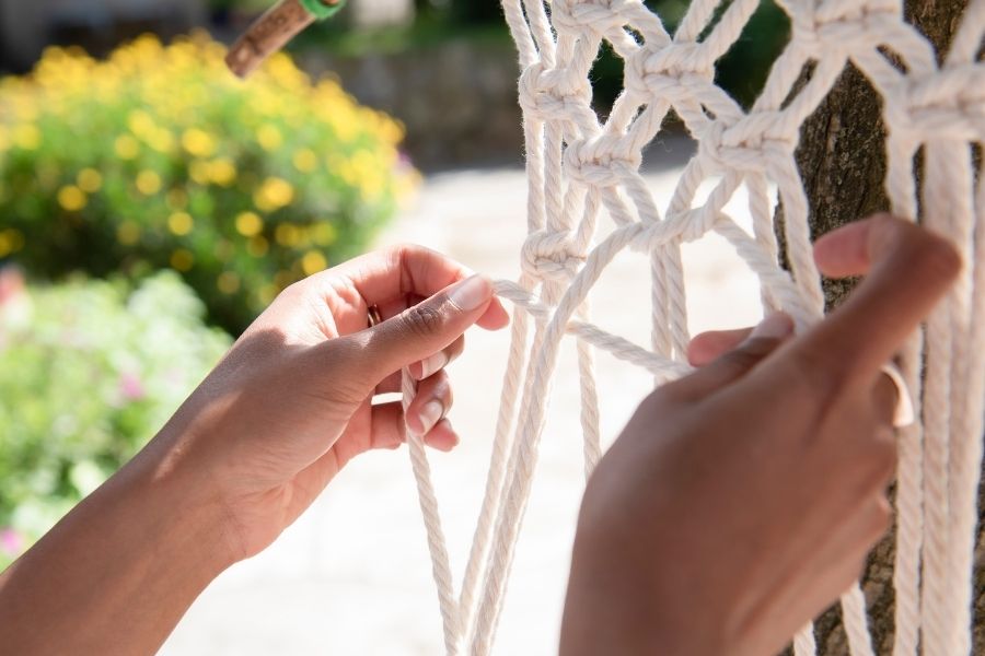 Learn square knot variations, how to avoid common mistakes and tips to improve your technique, with natalia corbi. Easy Square Knot Tutorial 1 Macrame Knot Guide For Beginners Macrame For Beginners