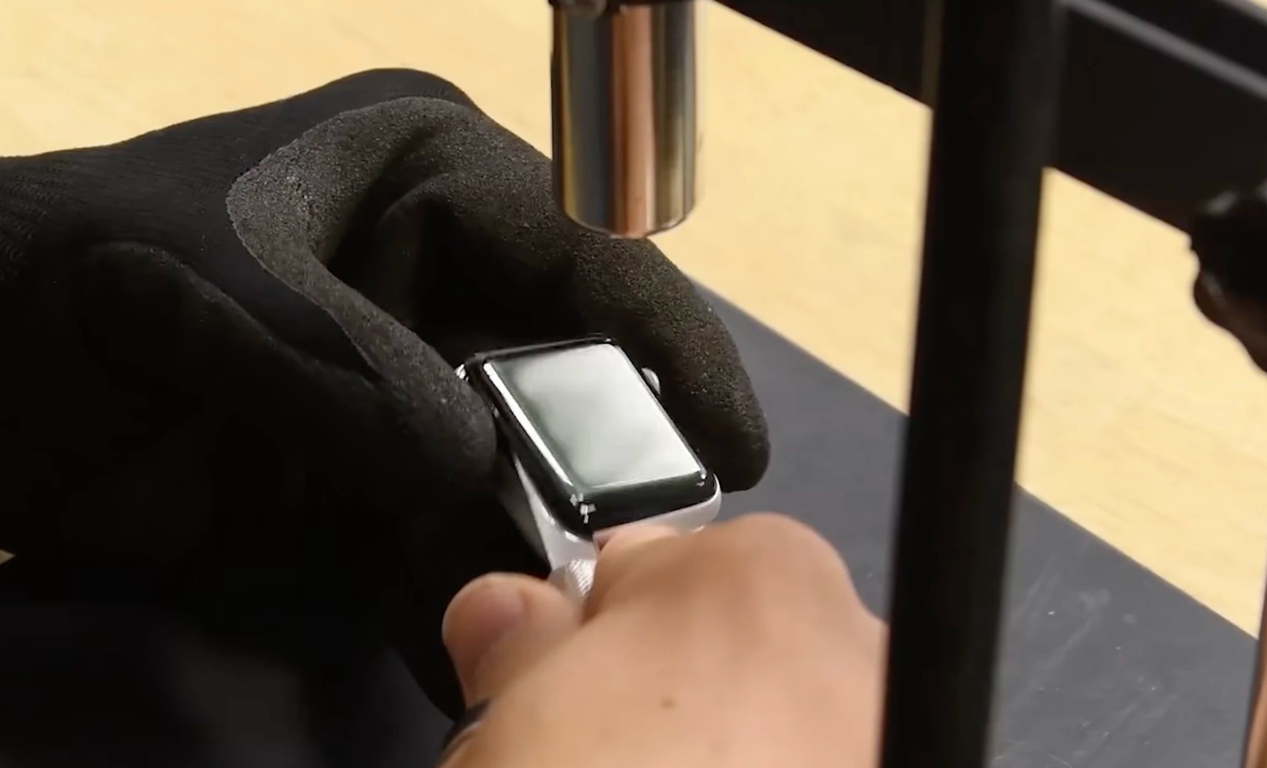 Apple Watch får fyra av tio – batteribytet kräver fortfarande en riskabel operation
