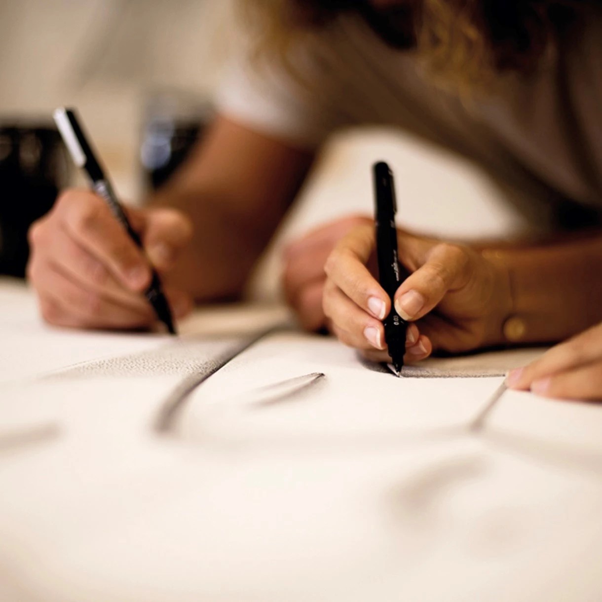 pauline et yann dessinent aux feutres fins duo d'artiste madame hubert