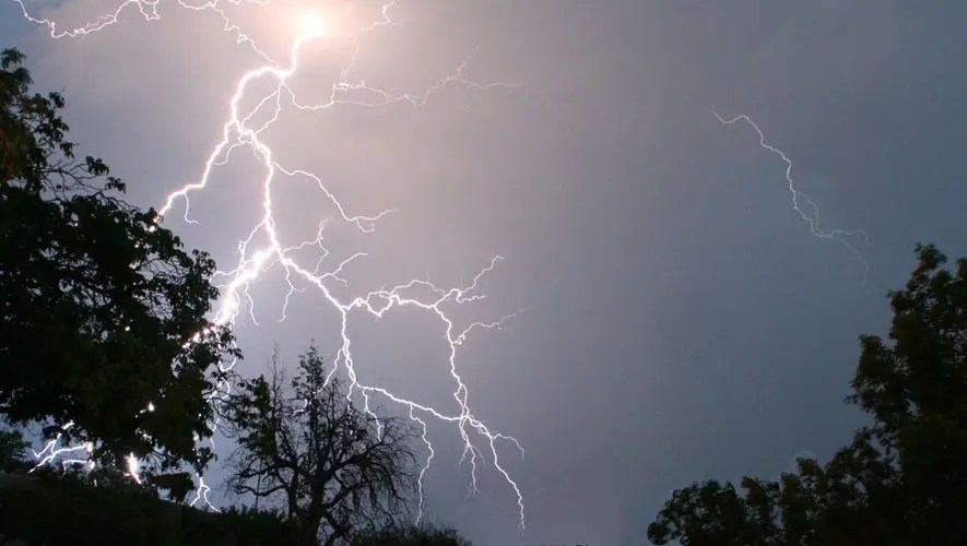 طقس الجمعة.. رياح وزخات رعدية بهذه المناطق طقس الجمعة.. رياح وزخات رعدية بهذه المناطق