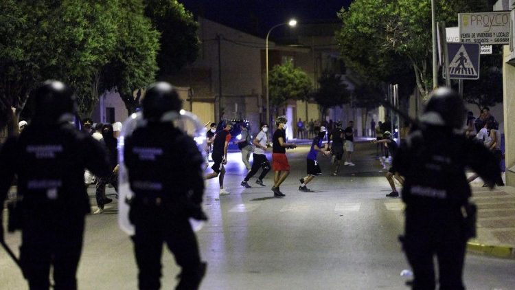 اعتقال إسبان في أحداث عنف ضد مهاجرين مغاربة وسانشيز يدين الكراهية اعتقال إسبان في أحداث عنف ضد مهاجرين مغاربة وسانشيز يدين الكراهية