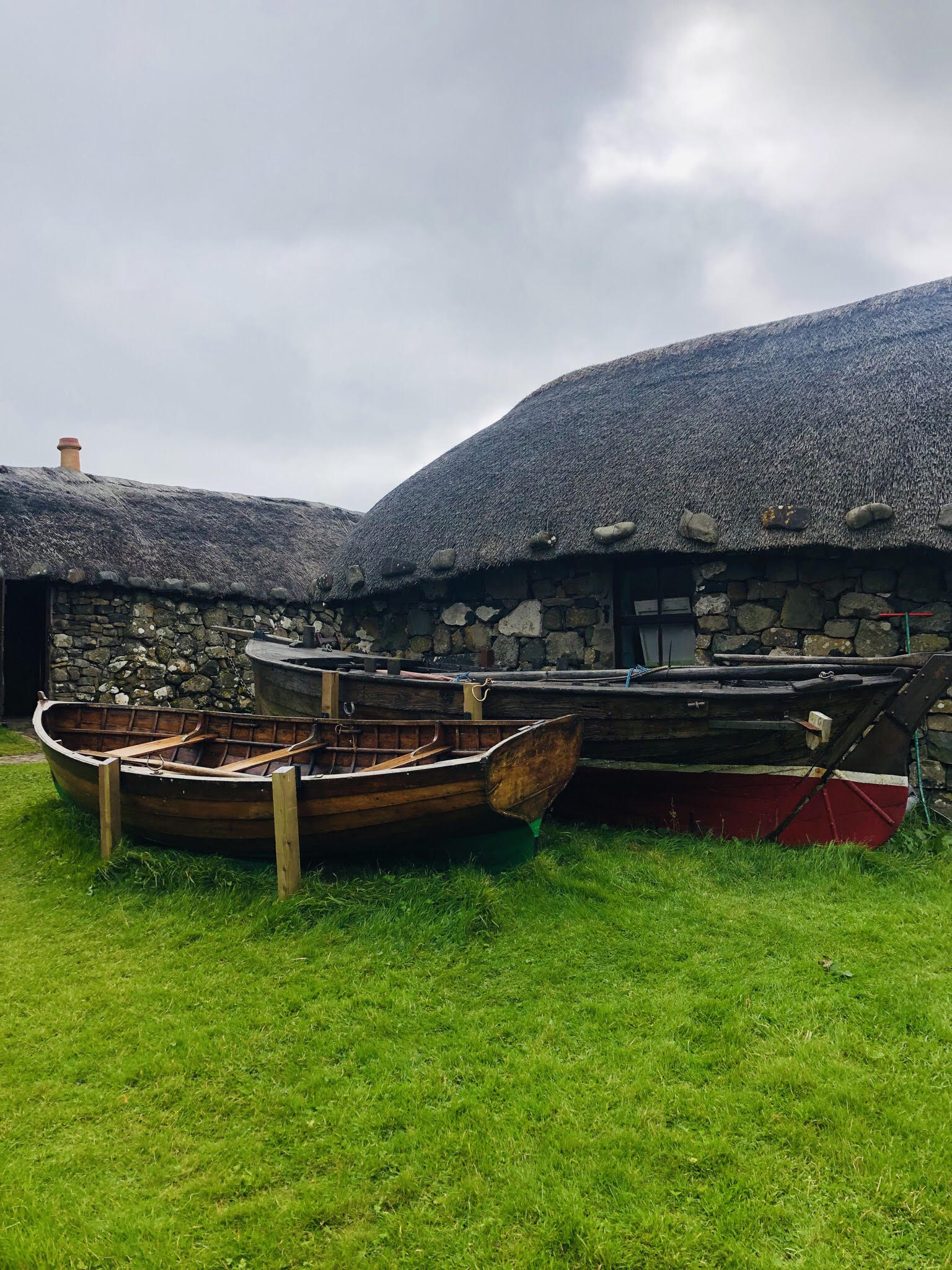 Isola di Skye: Skye Museum immagine delle vecchie abitazioni con tetto i paglia e delle imbarcazioni usate all'epoca