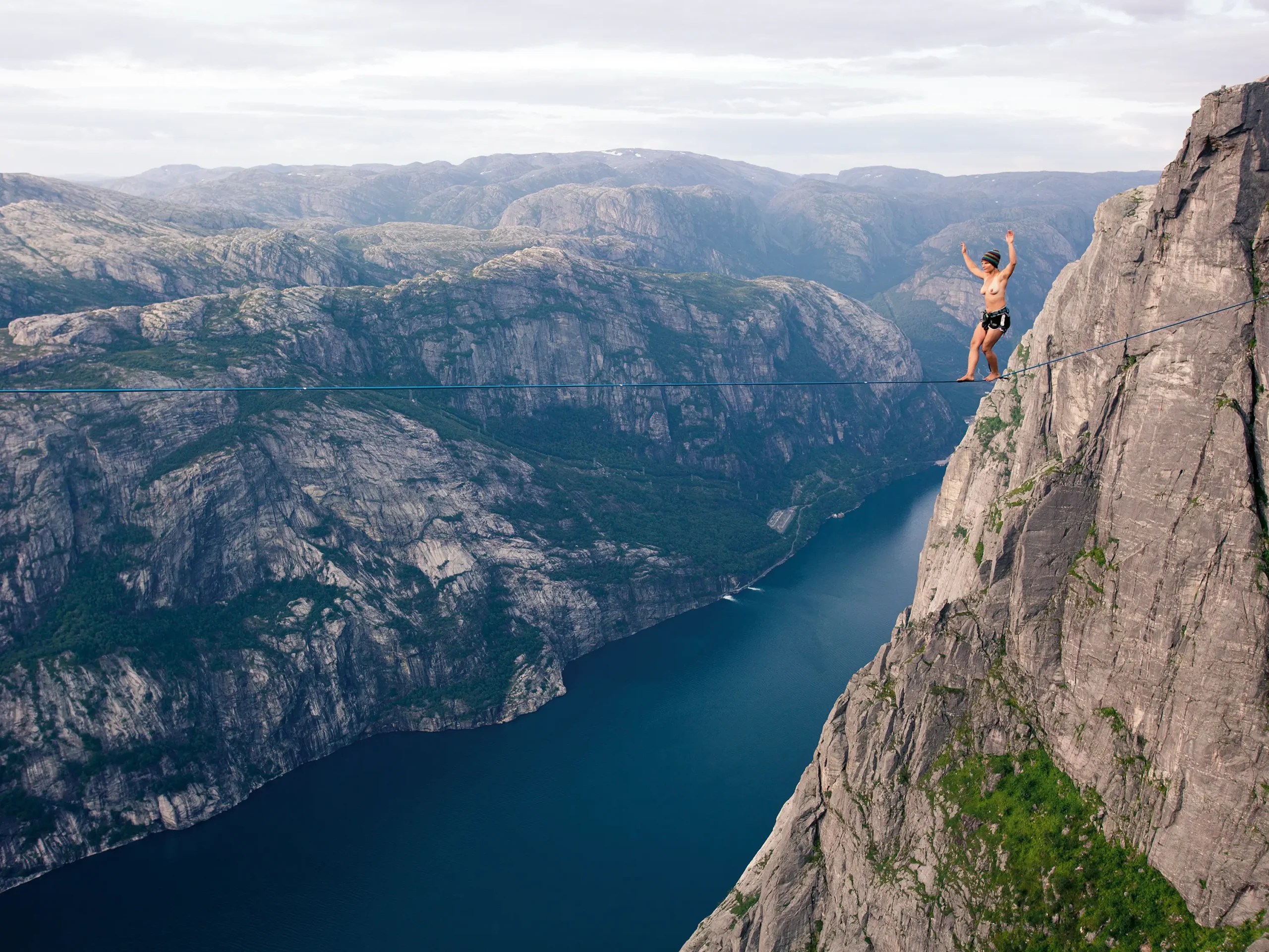Marianne Ahnlund går på världens högsta lina. Spänd mellan två berg. Mellan bergen är det ett större vattendrag.